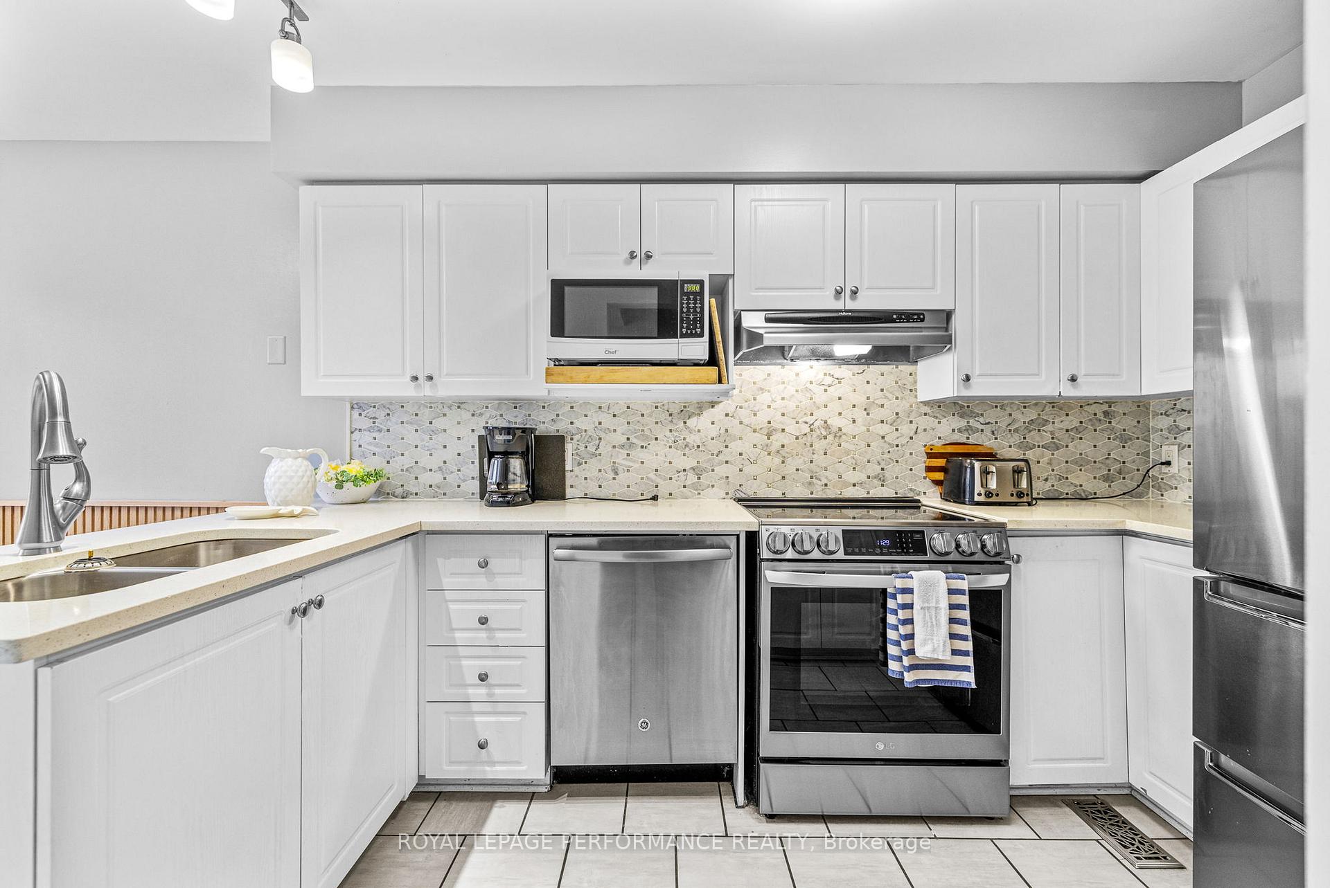 Photo 8 of 13 Milner Downs Crescent, Ottawa, Kanata - Emerald Meadows/Trailwest — HOMEH
