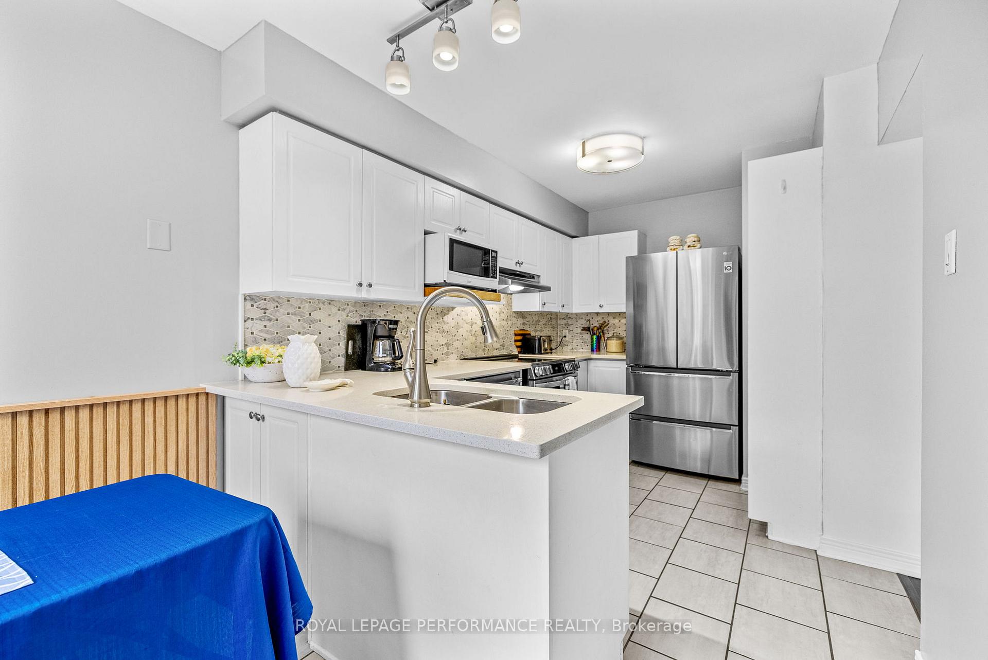 Photo 9 of 13 Milner Downs Crescent, Ottawa, Kanata - Emerald Meadows/Trailwest — HOMEH