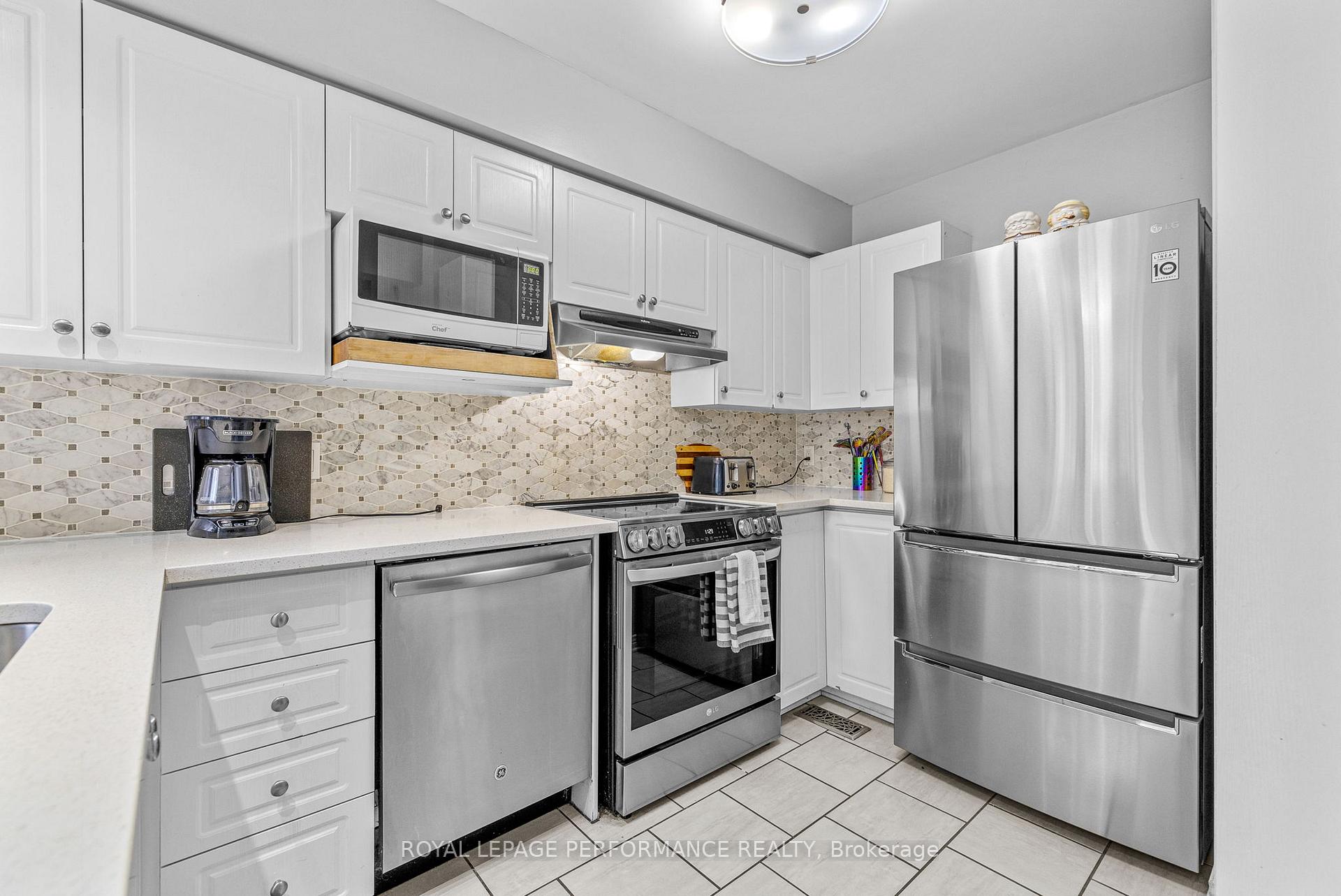 Photo 10 of 13 Milner Downs Crescent, Ottawa, Kanata - Emerald Meadows/Trailwest — HOMEH