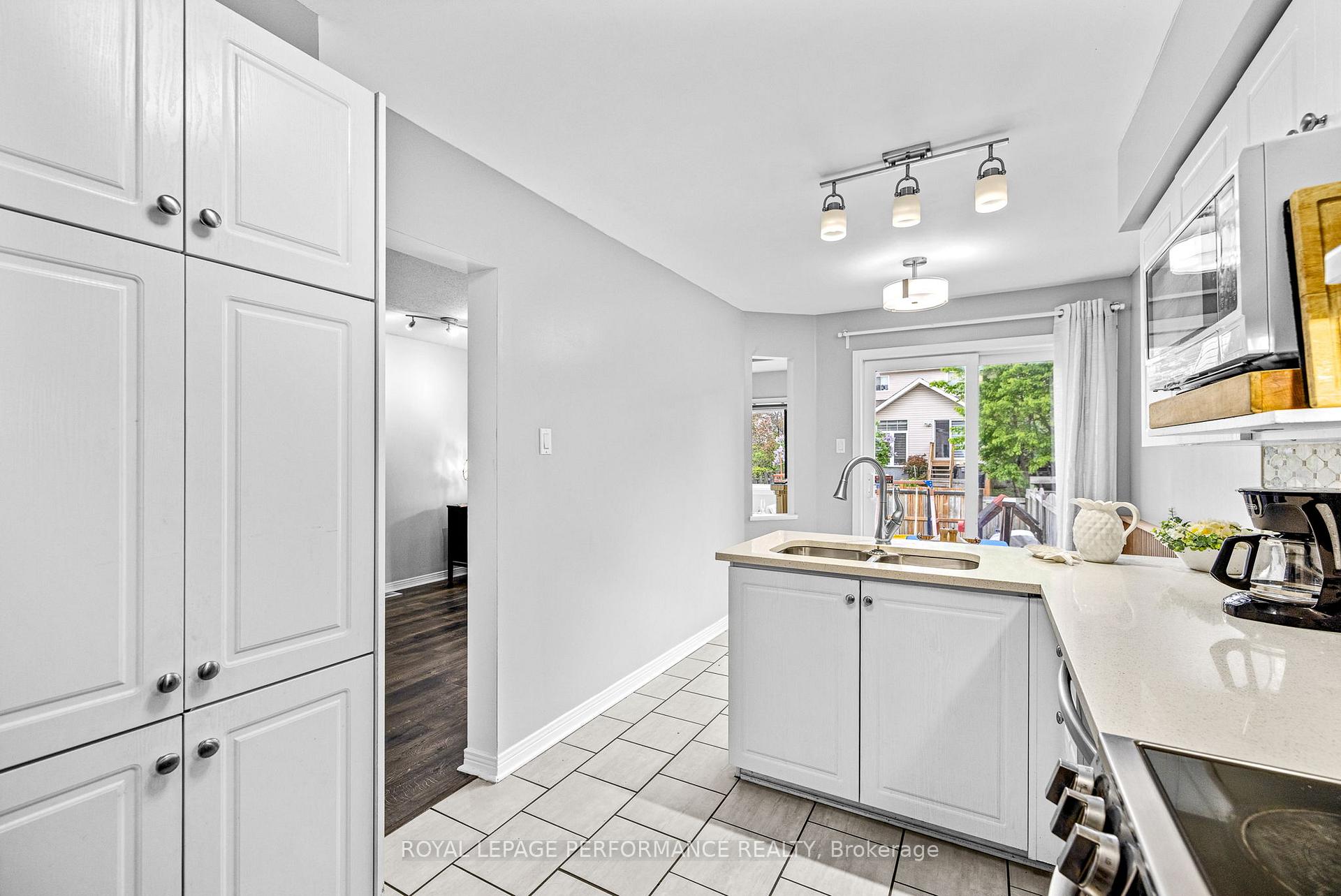 Photo 11 of 13 Milner Downs Crescent, Ottawa, Kanata - Emerald Meadows/Trailwest — HOMEH