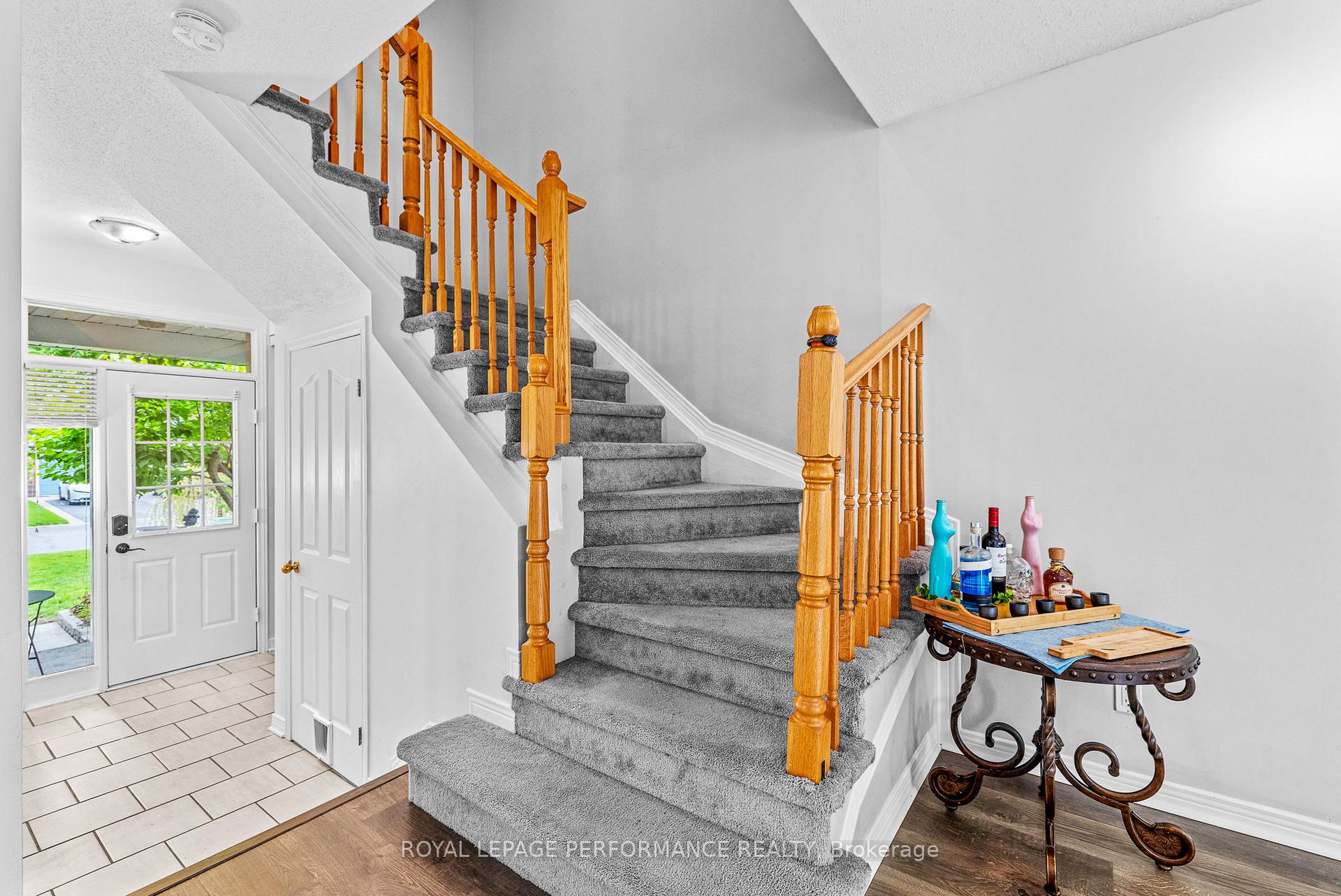 Photo 12 of 13 Milner Downs Crescent, Ottawa, Kanata - Emerald Meadows/Trailwest — HOMEH