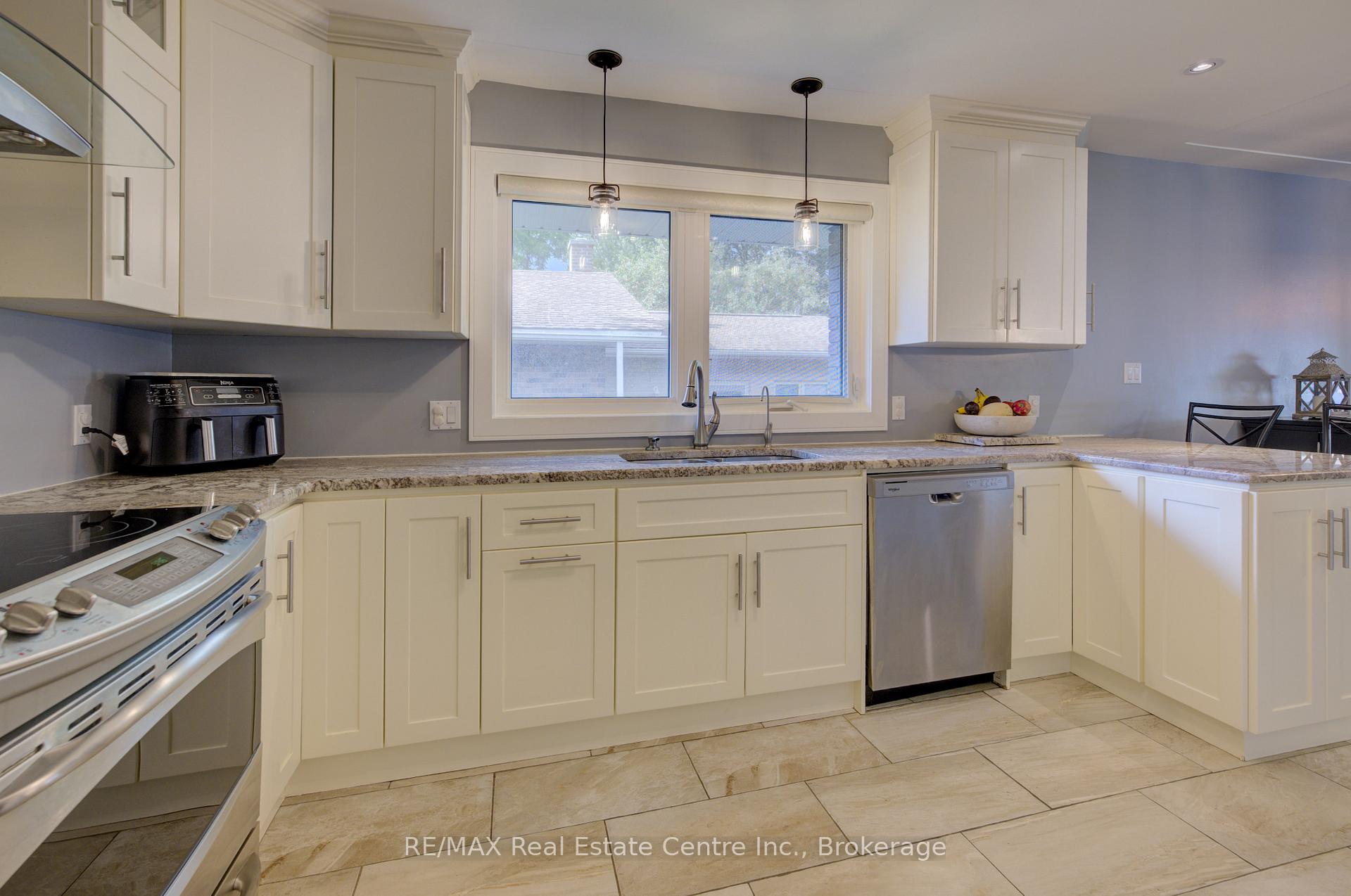 Photo 7 of 120 Rennie Drive, Kitchener — HOMEH