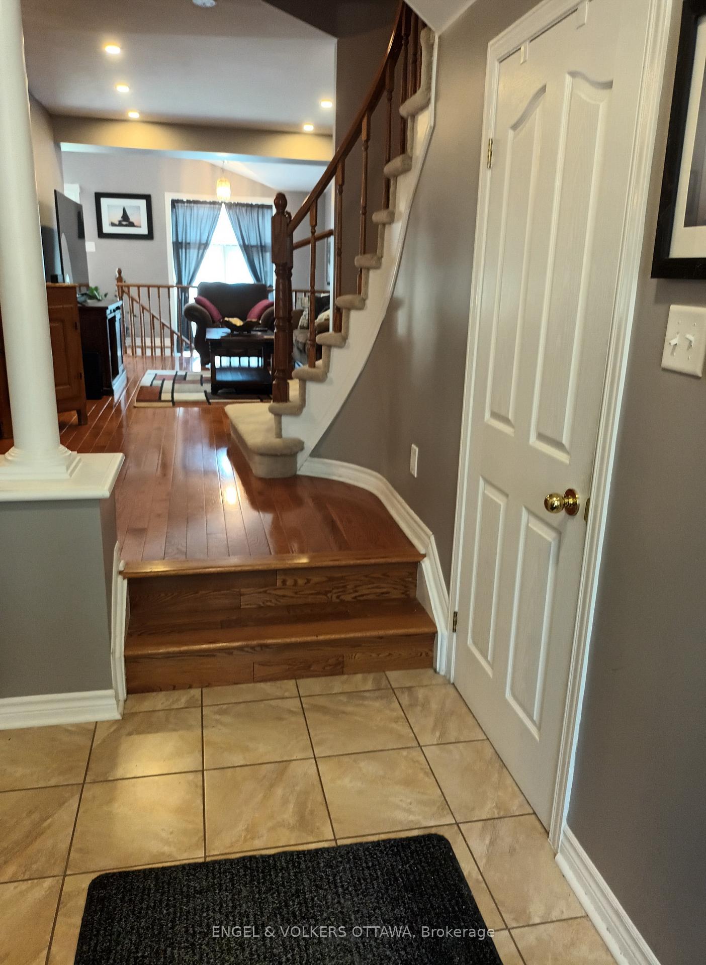 Photo 2 of 19 Milner Downs Crescent, Ottawa, Kanata - Emerald Meadows/Trailwest — HOMEH