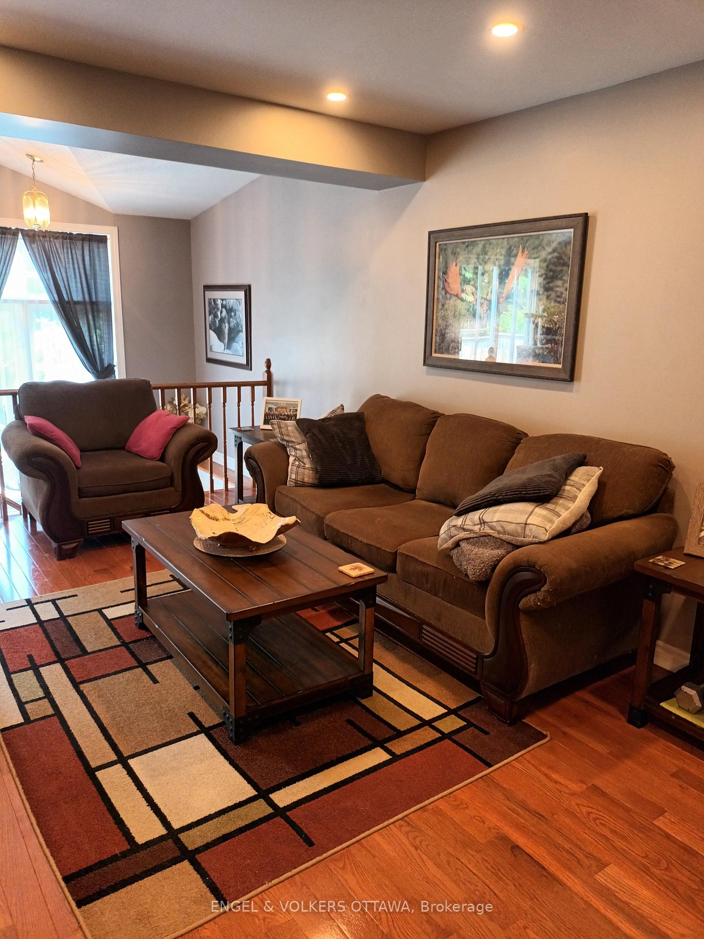Photo 3 of 19 Milner Downs Crescent, Ottawa, Kanata - Emerald Meadows/Trailwest — HOMEH