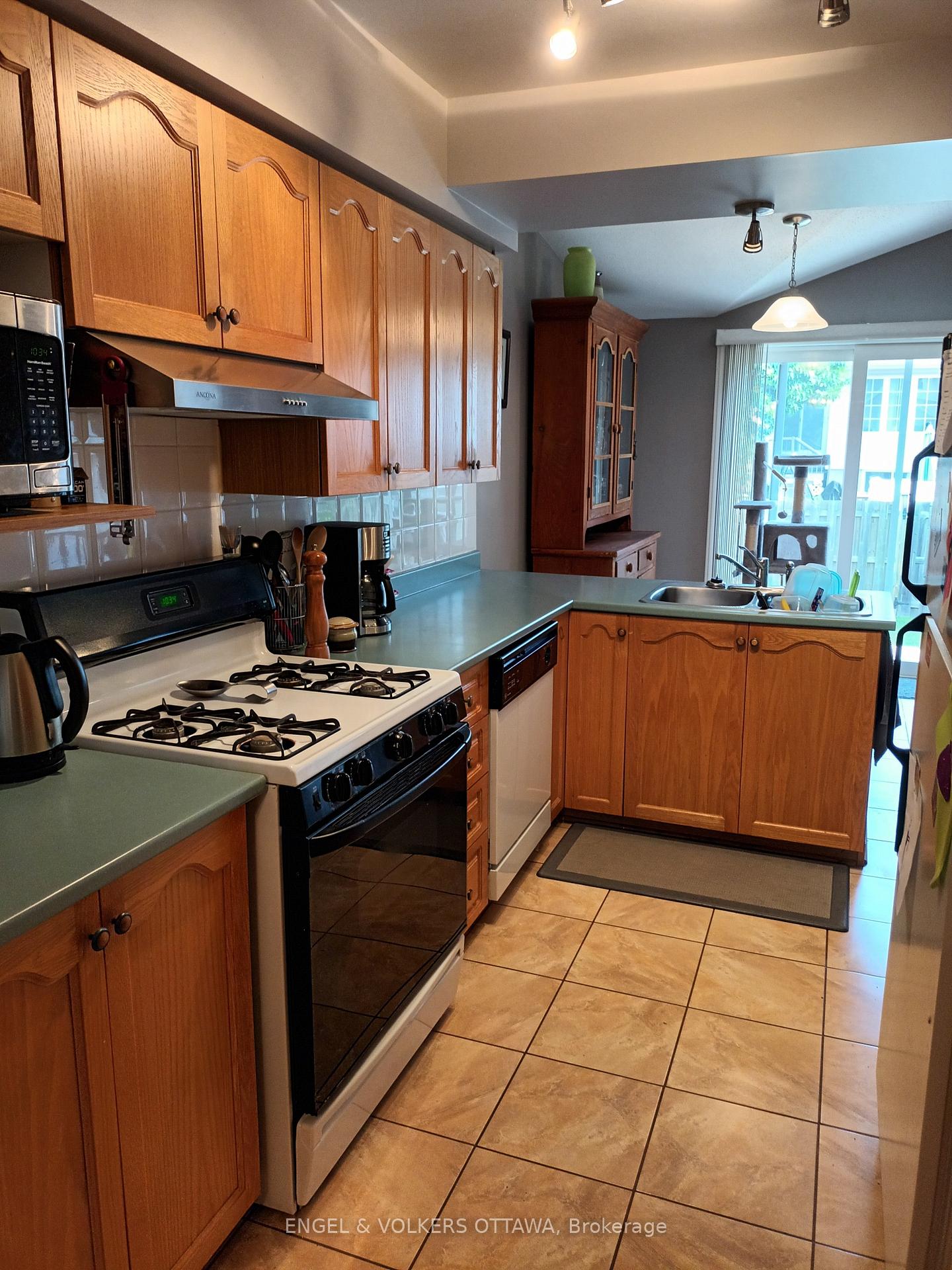 Photo 4 of 19 Milner Downs Crescent, Ottawa, Kanata - Emerald Meadows/Trailwest — HOMEH