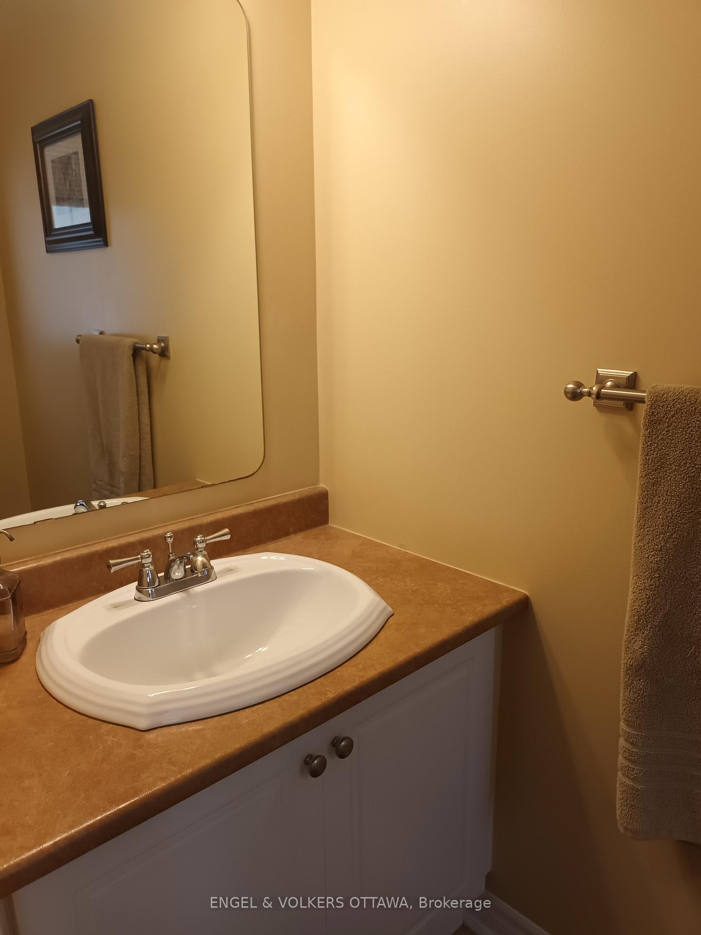 Photo 5 of 19 Milner Downs Crescent, Ottawa, Kanata - Emerald Meadows/Trailwest — HOMEH