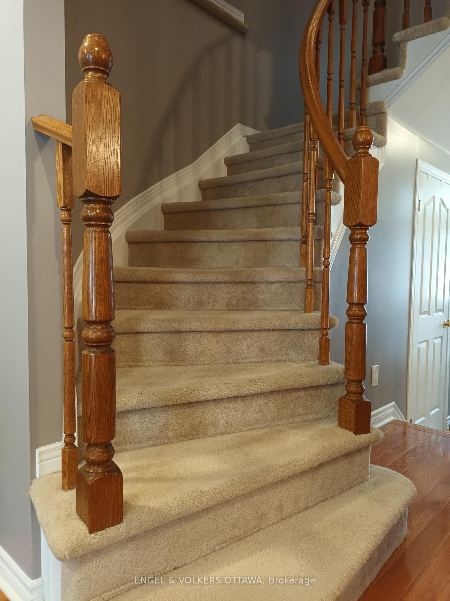 Photo 6 of 19 Milner Downs Crescent, Ottawa, Kanata - Emerald Meadows/Trailwest — HOMEH
