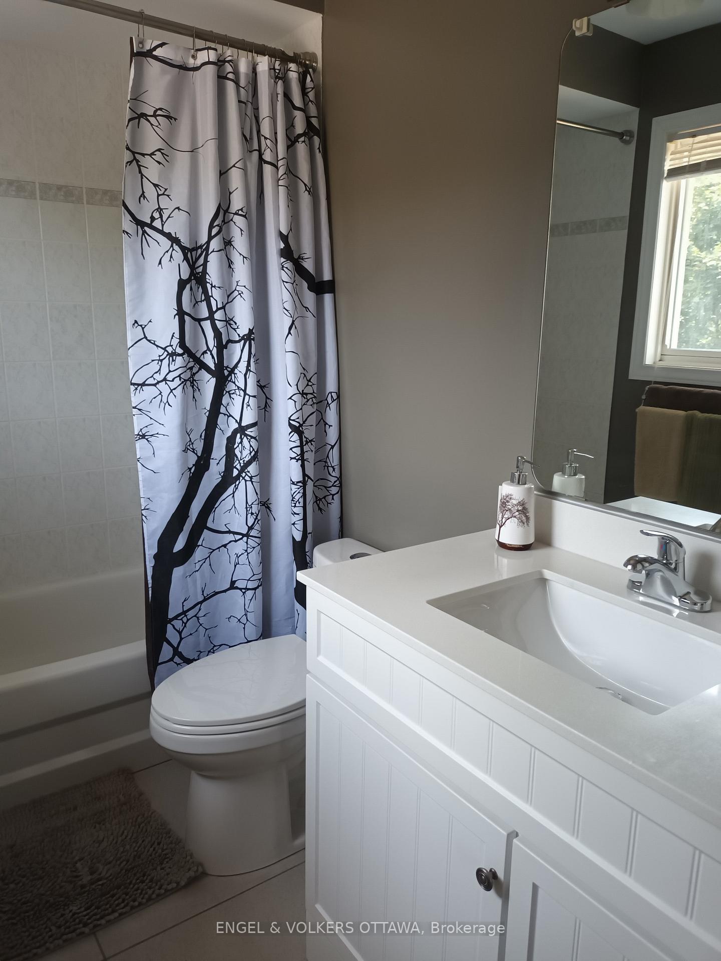 Photo 9 of 19 Milner Downs Crescent, Ottawa, Kanata - Emerald Meadows/Trailwest — HOMEH