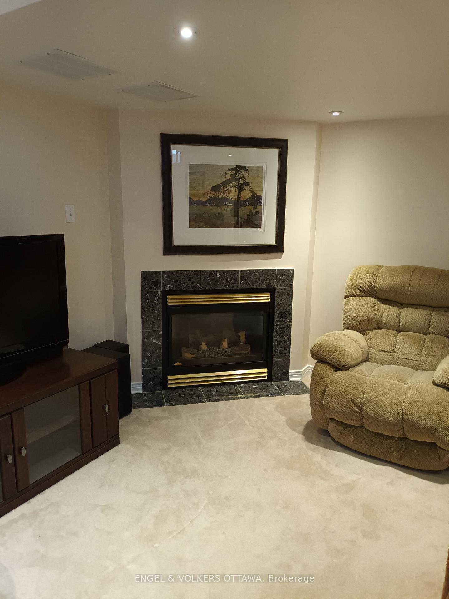 Photo 13 of 19 Milner Downs Crescent, Ottawa, Kanata - Emerald Meadows/Trailwest — HOMEH