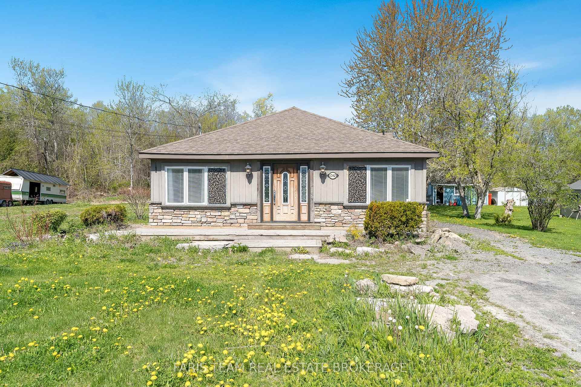 Photo 1 of 1042 Cameron Street, Innisfil, Rural Innisfil — HOMEH