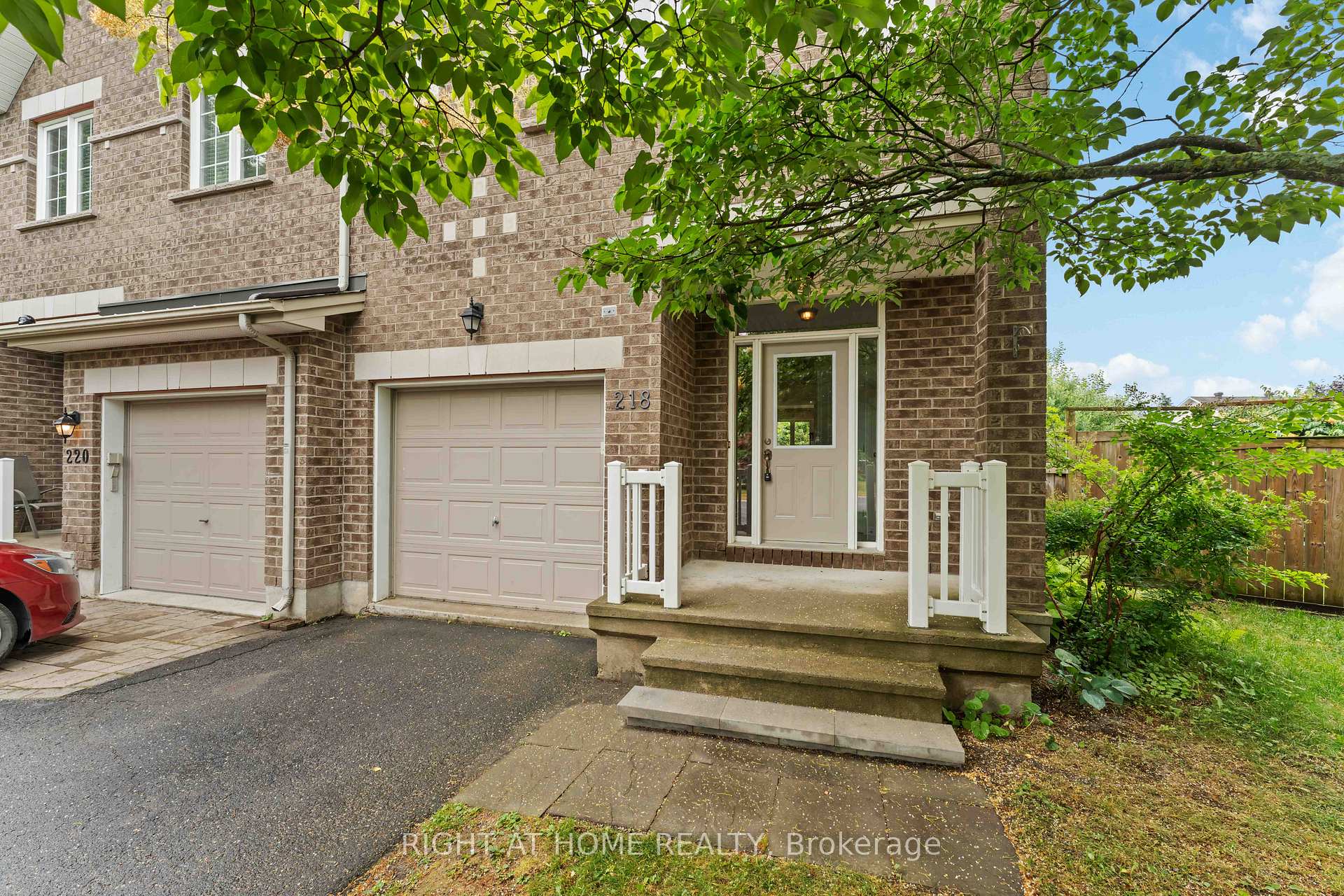 Photo 2 of 218 Tandalee Crescent, Ottawa, Kanata - Emerald Meadows/Trailwest — HOMEH