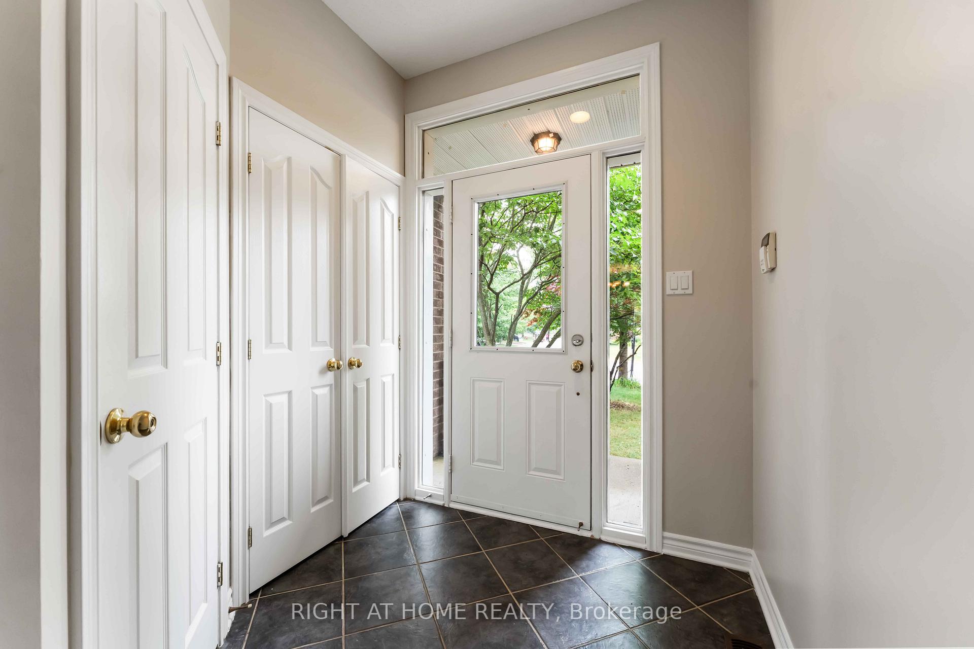 Photo 3 of 218 Tandalee Crescent, Ottawa, Kanata - Emerald Meadows/Trailwest — HOMEH
