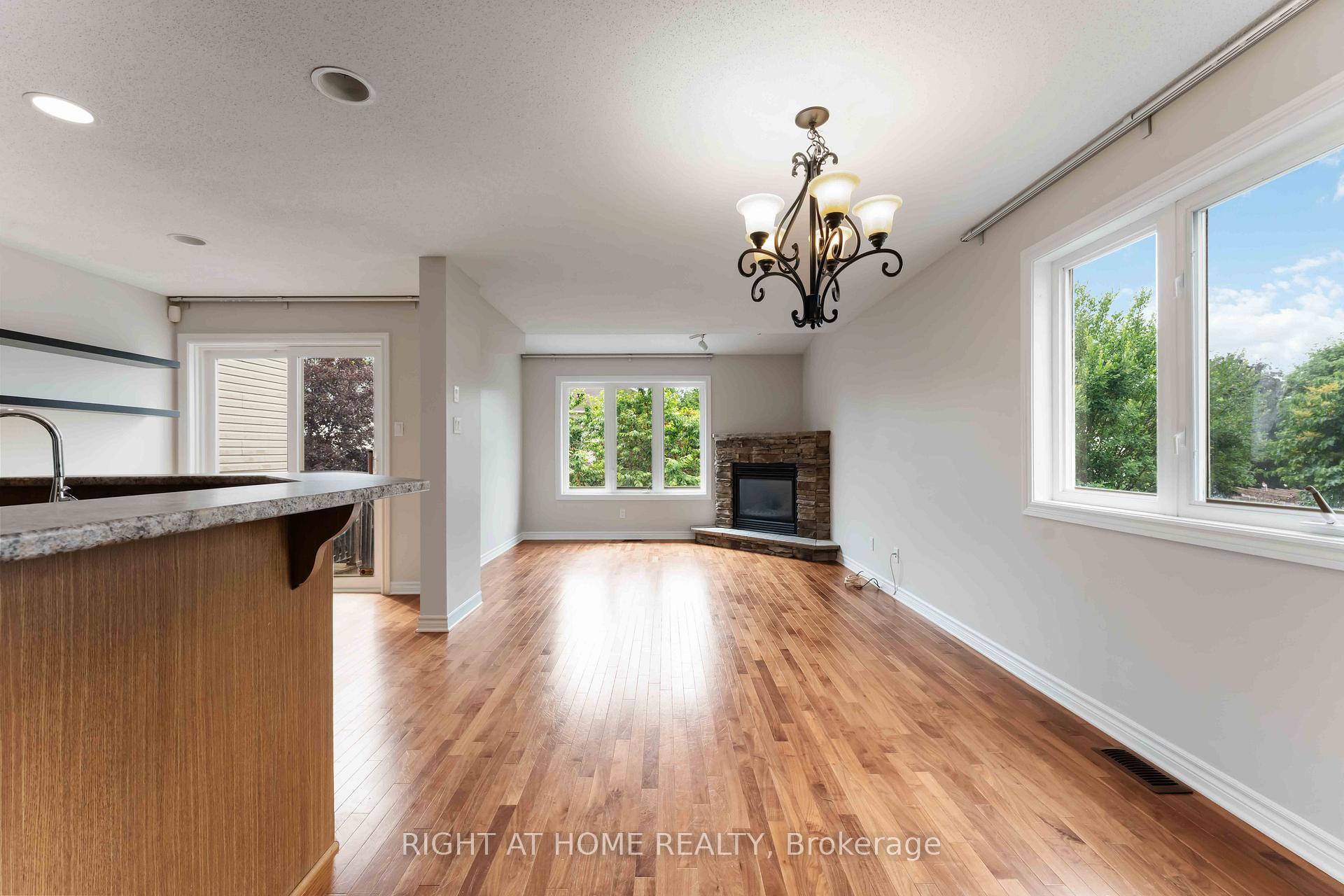 Photo 5 of 218 Tandalee Crescent, Ottawa, Kanata - Emerald Meadows/Trailwest — HOMEH