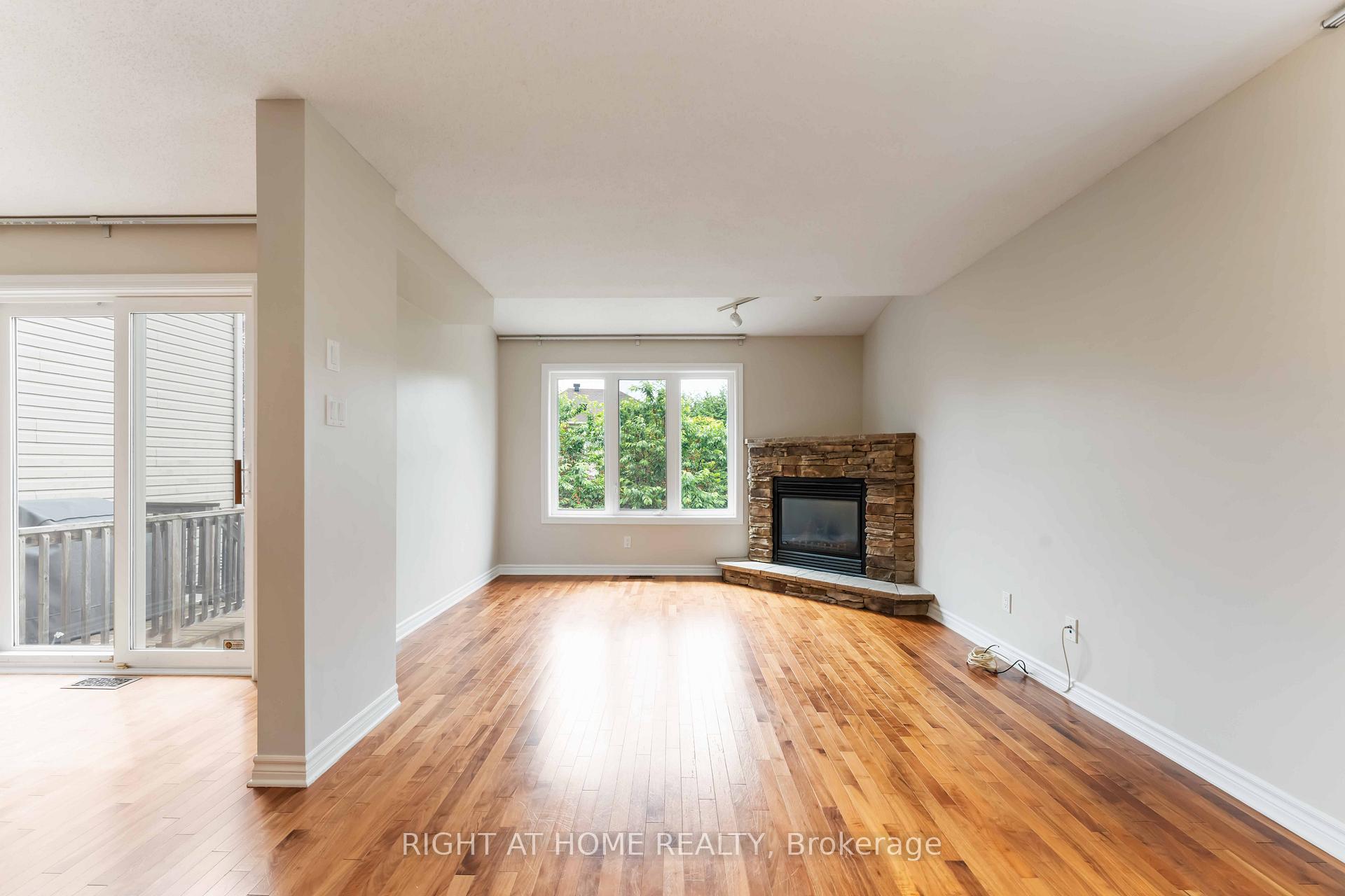 Photo 7 of 218 Tandalee Crescent, Ottawa, Kanata - Emerald Meadows/Trailwest — HOMEH