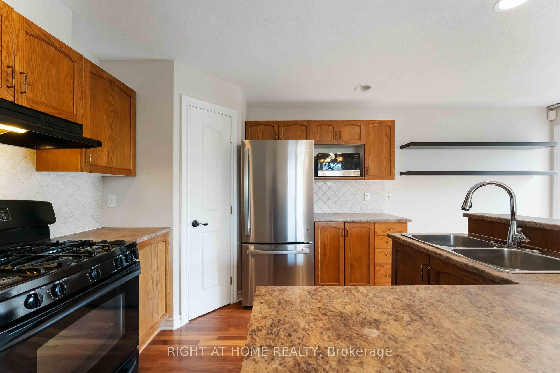 Photo 8 of 218 Tandalee Crescent, Ottawa, Kanata - Emerald Meadows/Trailwest — HOMEH