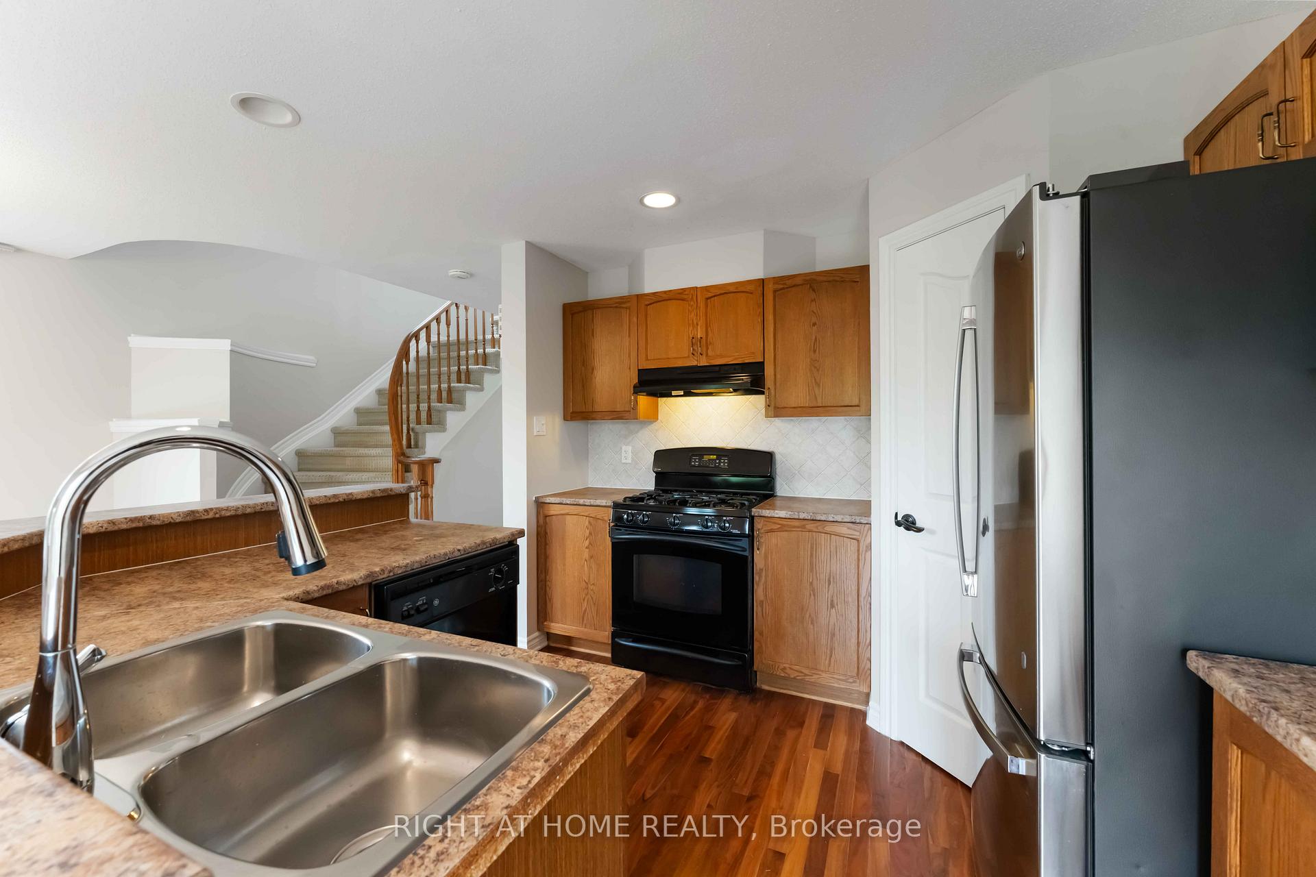 Photo 9 of 218 Tandalee Crescent, Ottawa, Kanata - Emerald Meadows/Trailwest — HOMEH