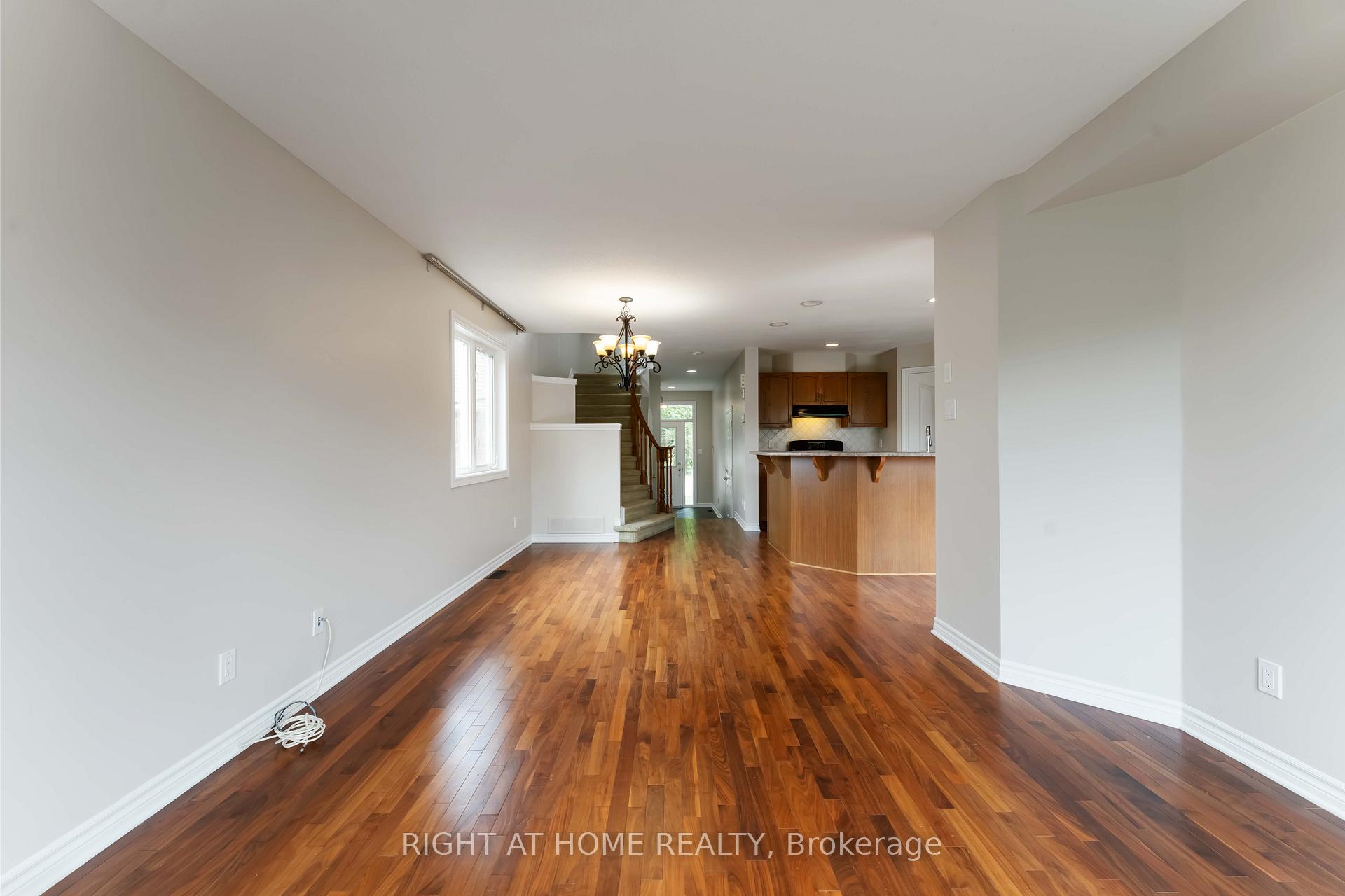 Photo 10 of 218 Tandalee Crescent, Ottawa, Kanata - Emerald Meadows/Trailwest — HOMEH