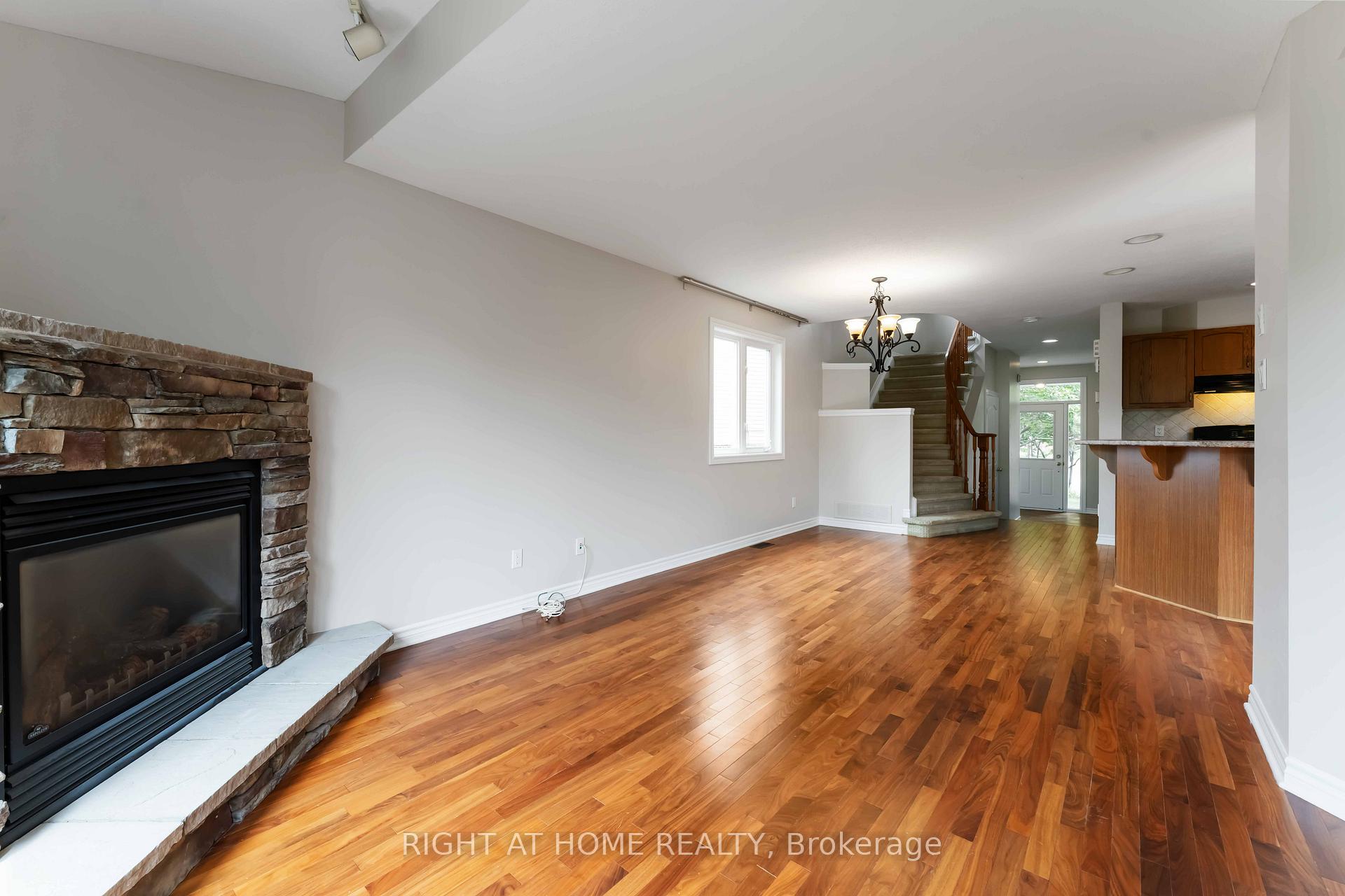 Photo 12 of 218 Tandalee Crescent, Ottawa, Kanata - Emerald Meadows/Trailwest — HOMEH