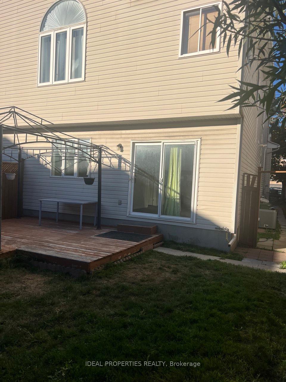 Photo 2 of Unit B, 19 Castle Glen Crescent, Ottawa, Kanata - Glencairn/Hazeldean — HOMEH