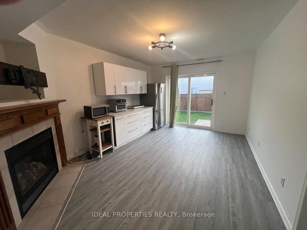 Photo 4 of Unit B, 19 Castle Glen Crescent, Ottawa, Kanata - Glencairn/Hazeldean — HOMEH
