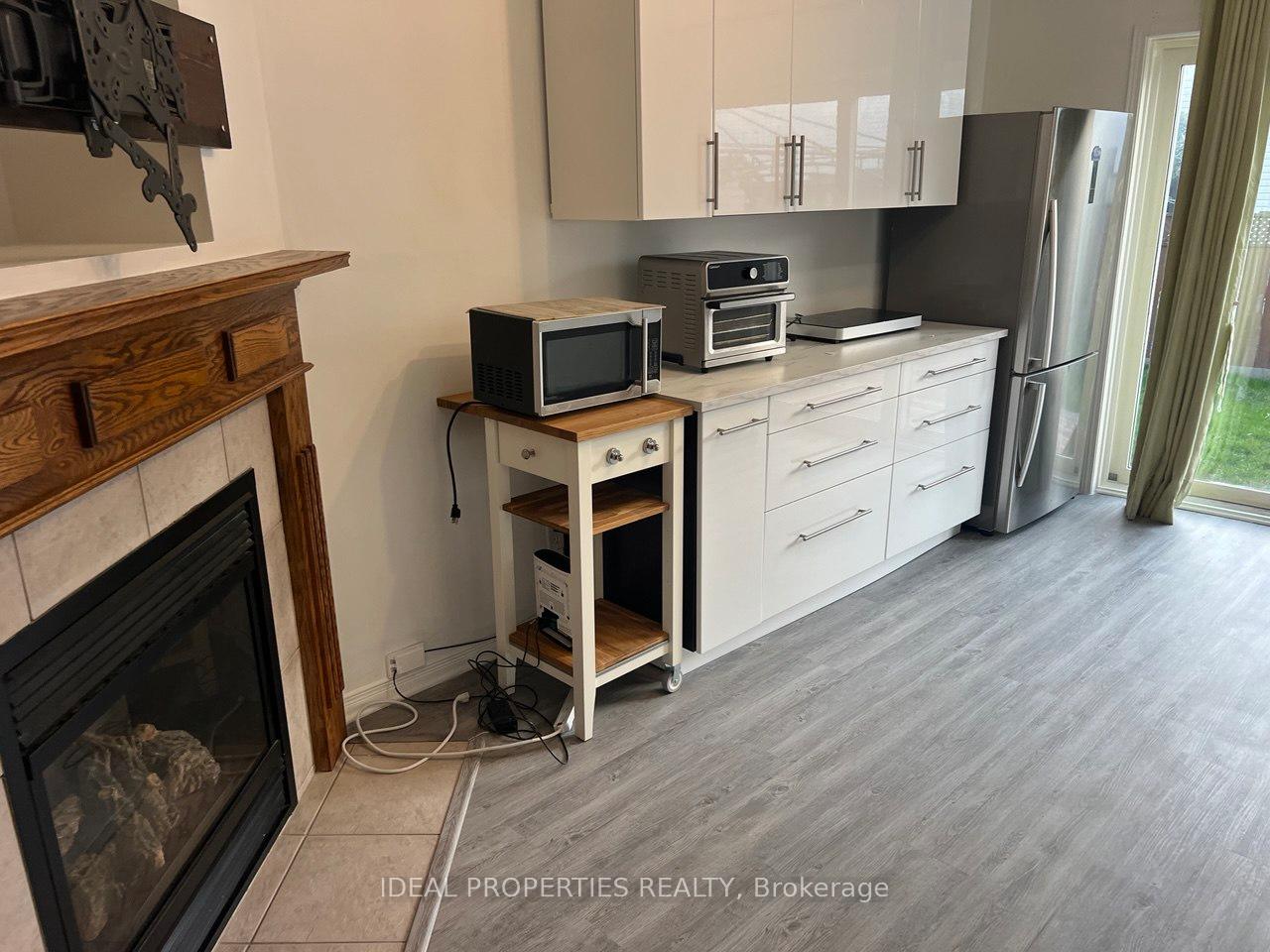 Photo 5 of Unit B, 19 Castle Glen Crescent, Ottawa, Kanata - Glencairn/Hazeldean — HOMEH