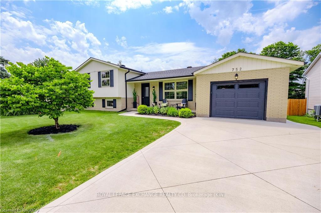 Front of 752 Palmateer Drive