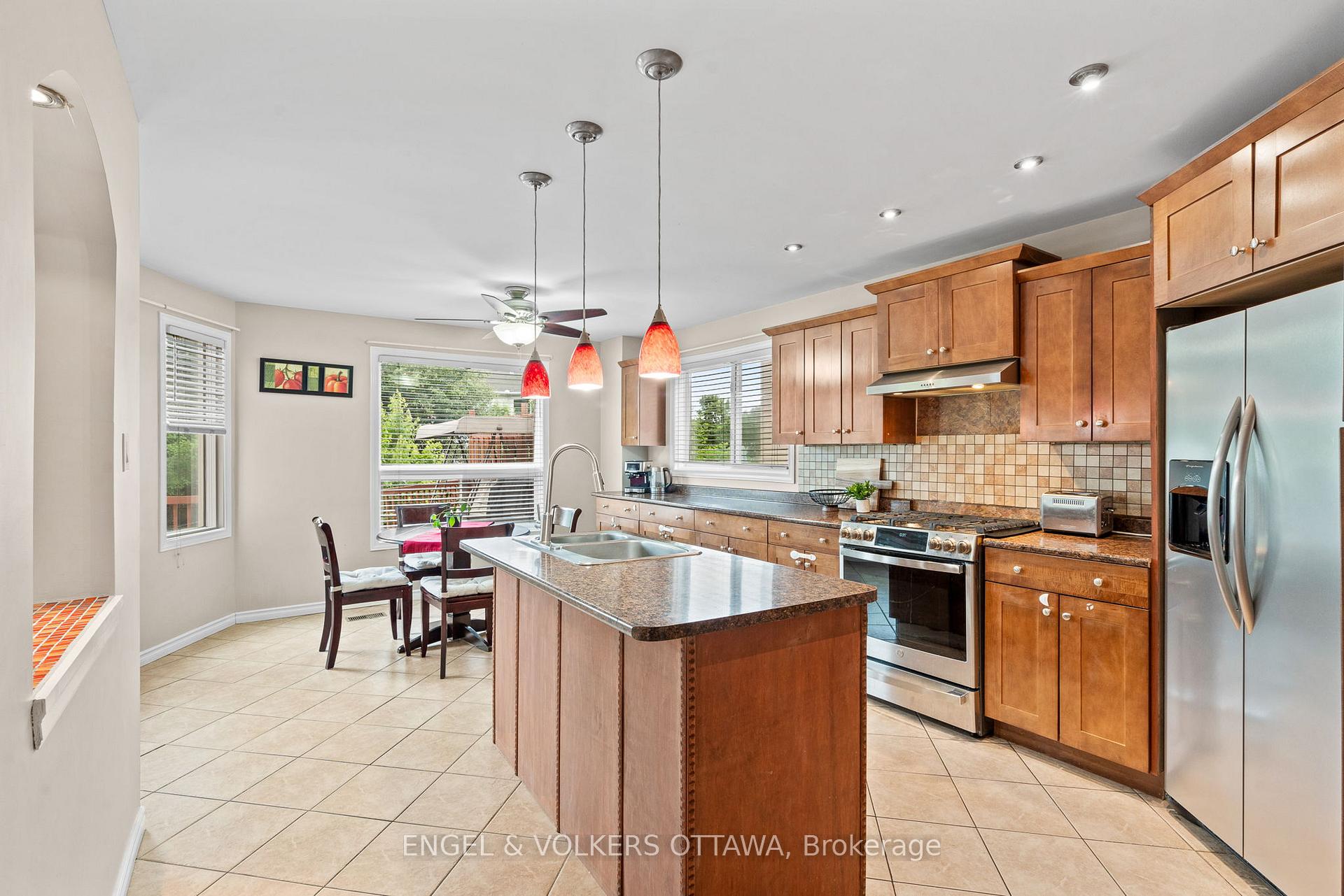 Photo 9 of 4 Collingwood Crescent, Ottawa, Kanata - Morgan's Grant/South March — HOMEH