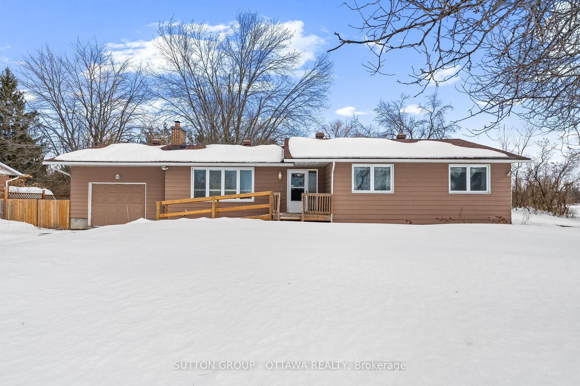 Front of 6489 Rideau Valley Drive N