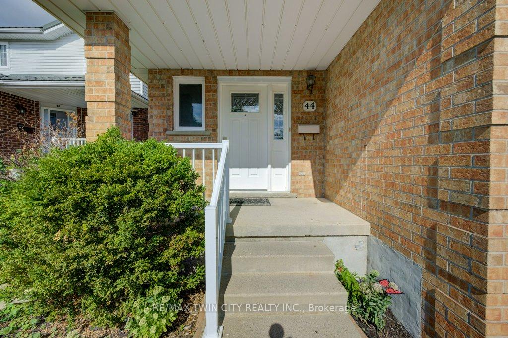 Photo 2 of 44 Northmanor Crescent, Kitchener — HOMEH
