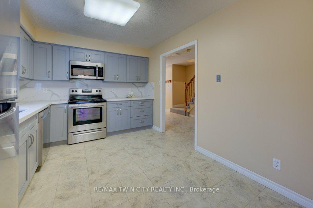 Photo 10 of 44 Northmanor Crescent, Kitchener — HOMEH