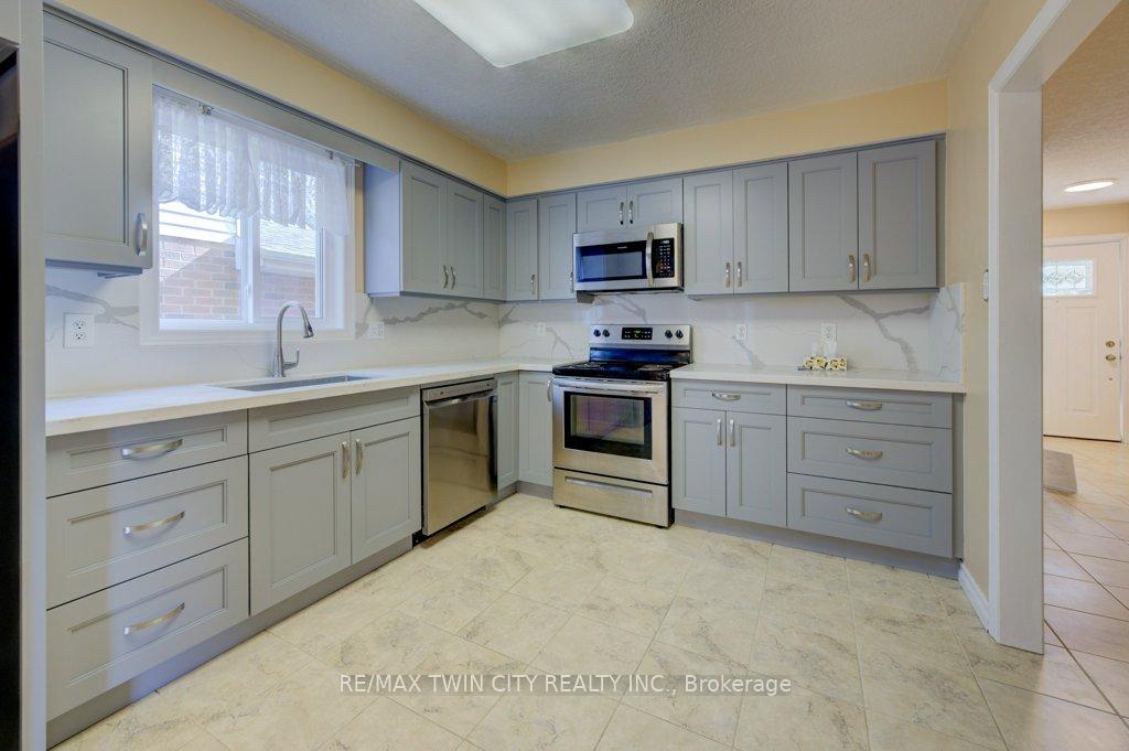 Photo 11 of 44 Northmanor Crescent, Kitchener — HOMEH
