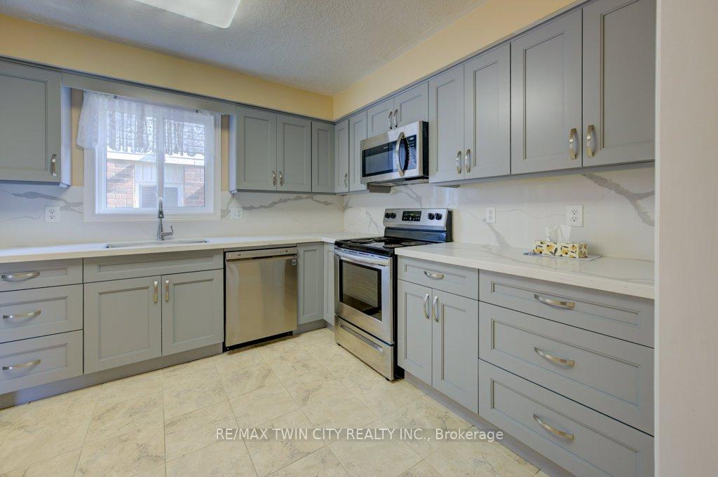 Photo 13 of 44 Northmanor Crescent, Kitchener — HOMEH