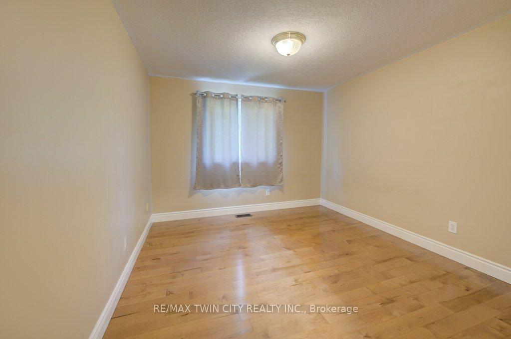 Photo 16 of 44 Northmanor Crescent, Kitchener — HOMEH