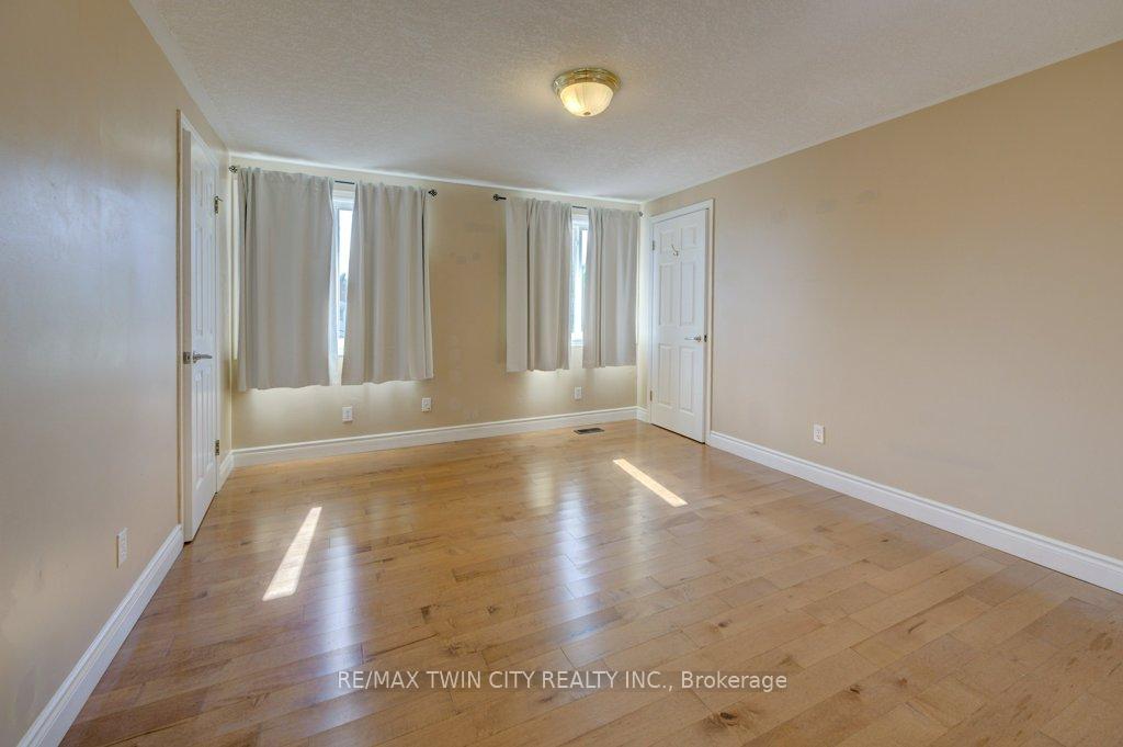Photo 18 of 44 Northmanor Crescent, Kitchener — HOMEH
