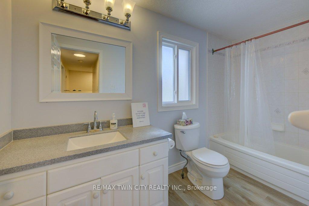 Photo 20 of 44 Northmanor Crescent, Kitchener — HOMEH