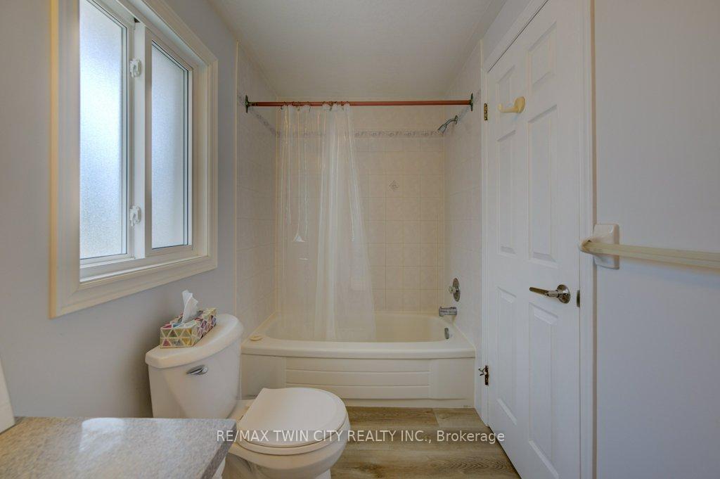 Photo 21 of 44 Northmanor Crescent, Kitchener — HOMEH