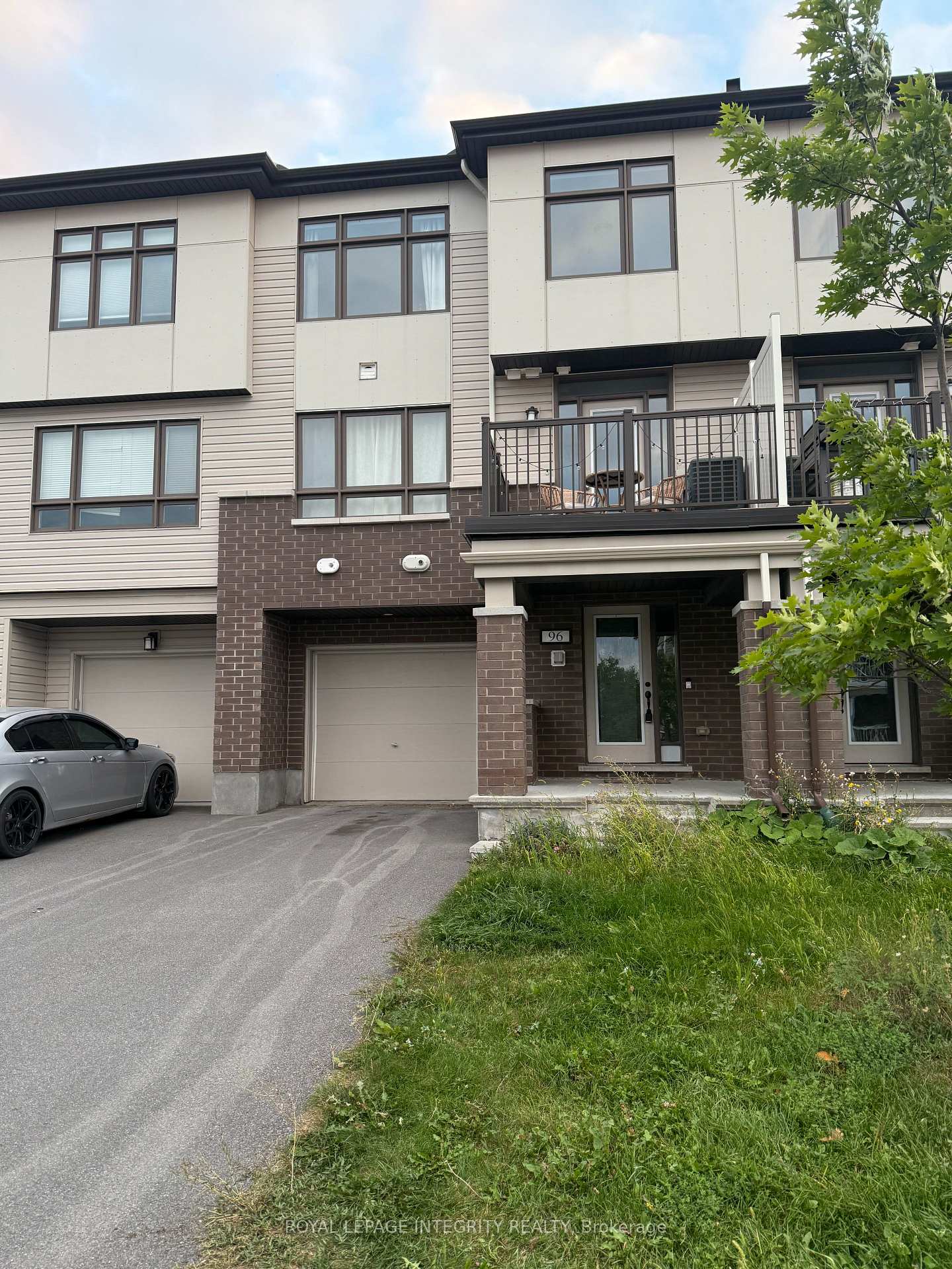 Front of 96 Feathertop Lane N