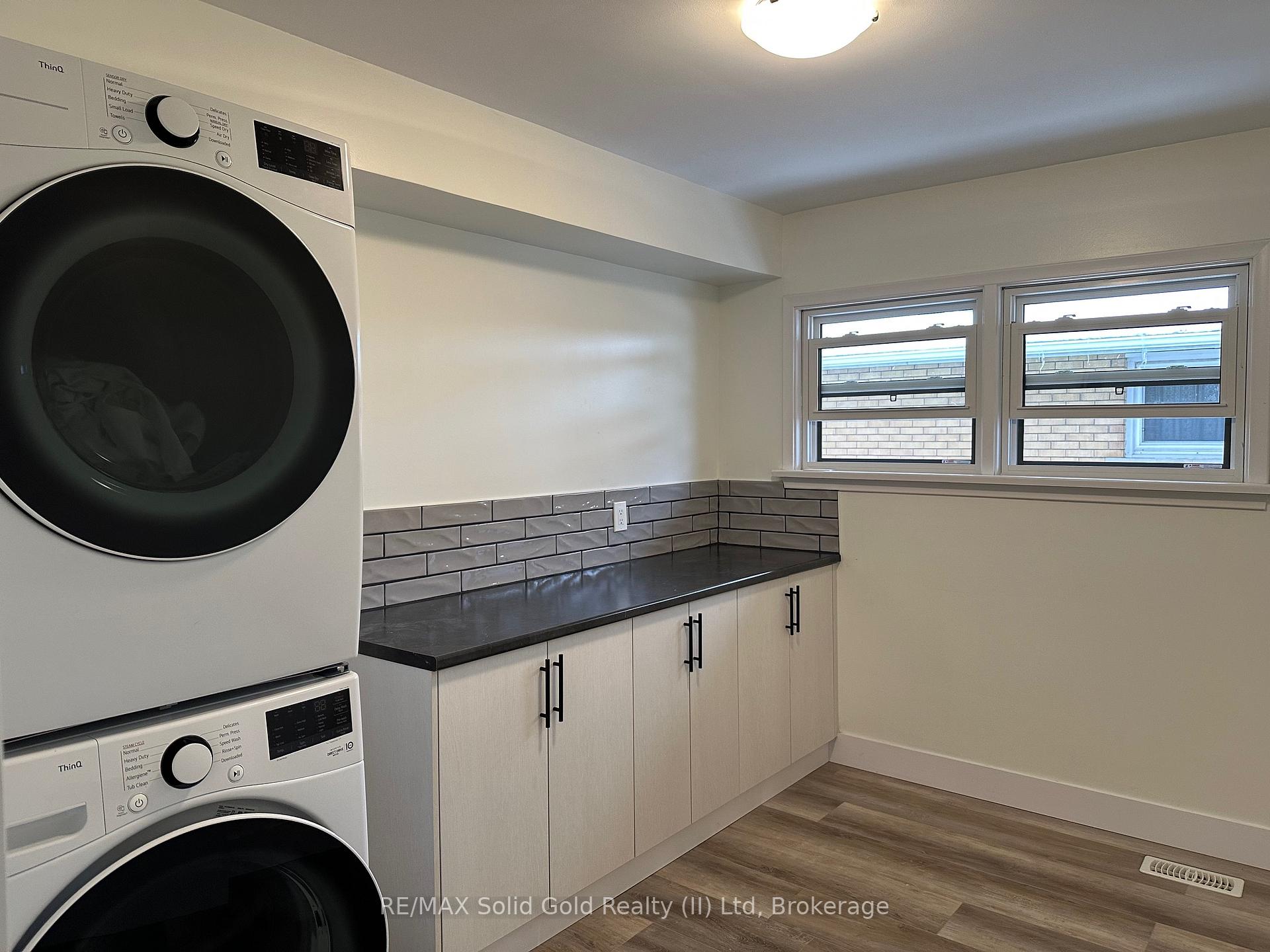Photo 2 of 27 Winslow Drive, Kitchener — HOMEH