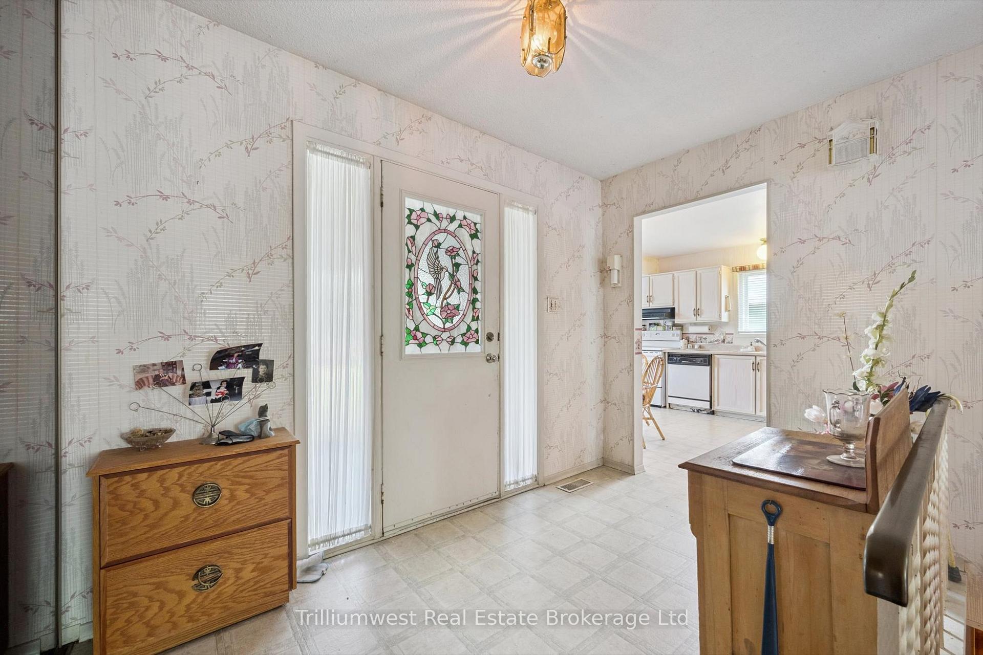 Photo 4 of 282 Westheights Drive, Kitchener — HOMEH