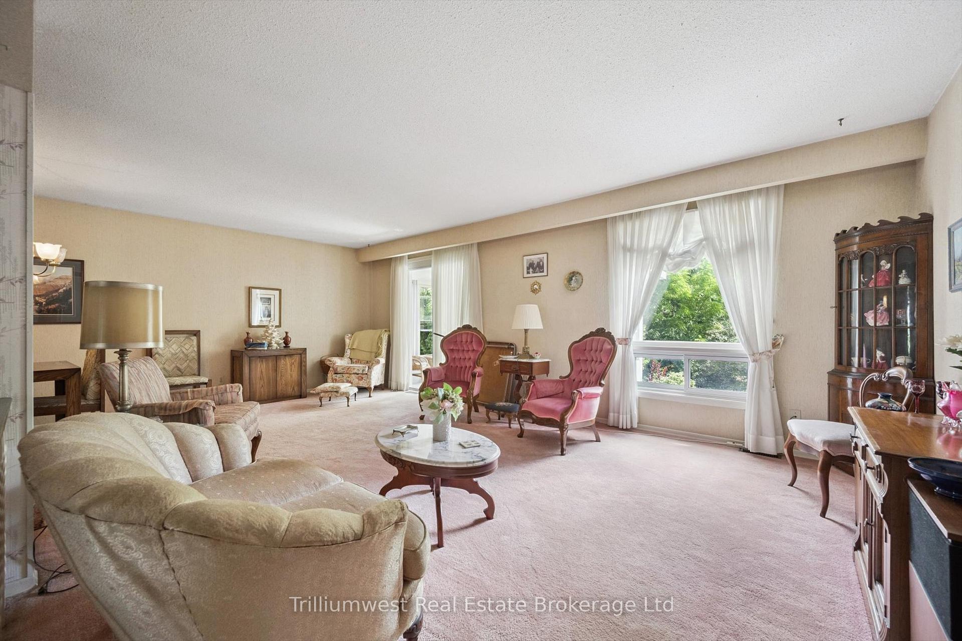 Photo 5 of 282 Westheights Drive, Kitchener — HOMEH