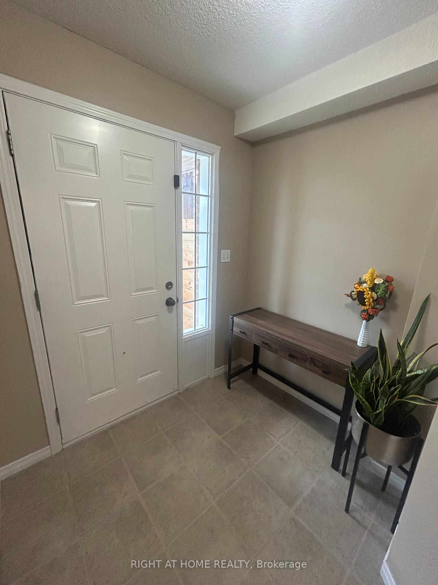 Photo 4 of 972 Zeller Crescent, Kitchener — HOMEH