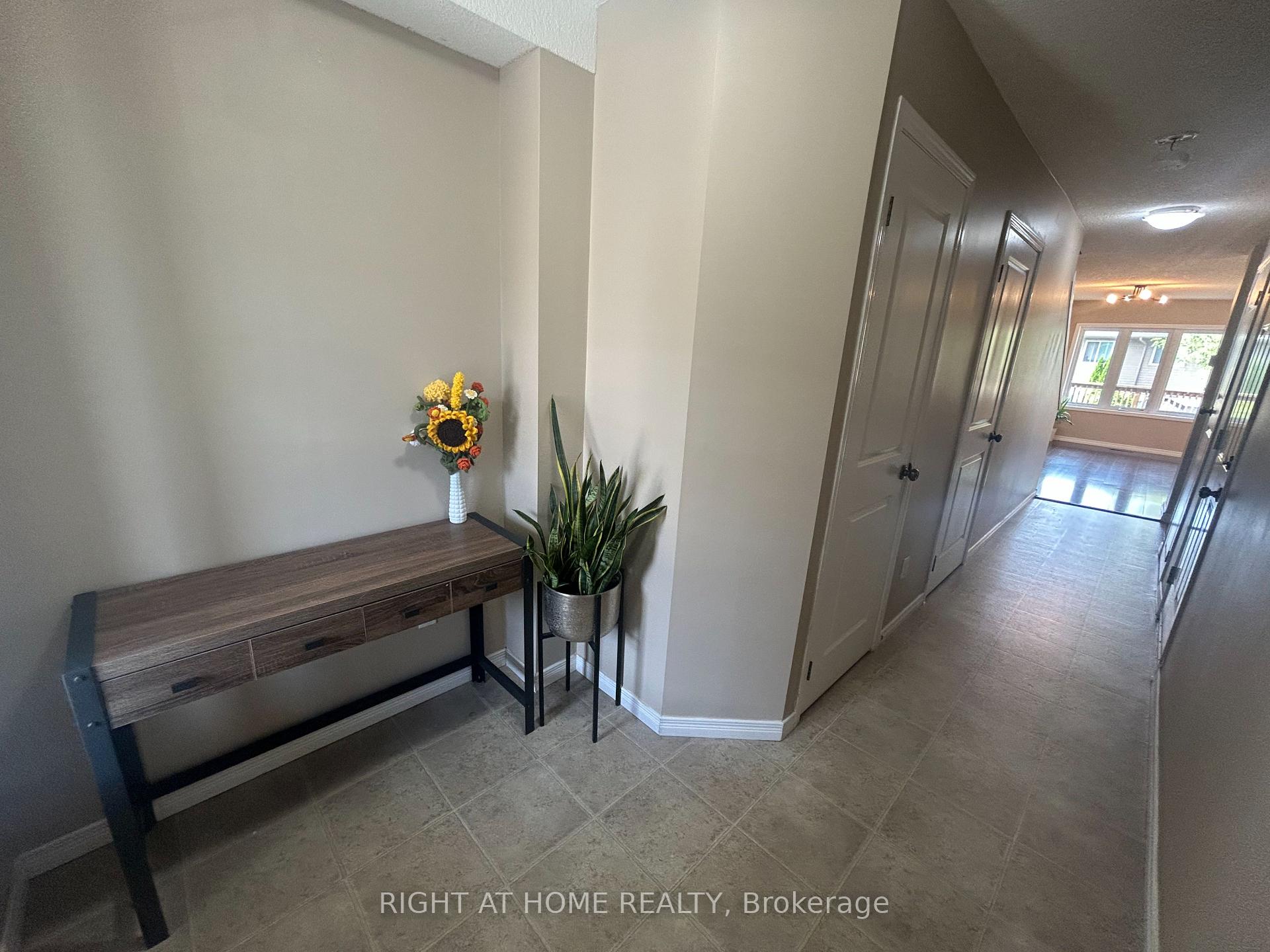 Photo 5 of 972 Zeller Crescent, Kitchener — HOMEH