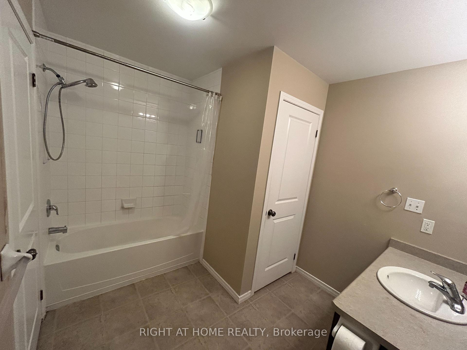 Photo 19 of 972 Zeller Crescent, Kitchener — HOMEH