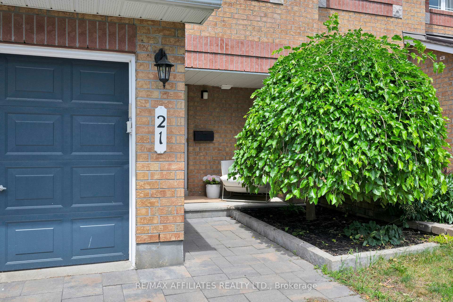 Photo 2 of 21 Flowertree Crescent, Ottawa, Kanata - Emerald Meadows/Trailwest — HOMEH