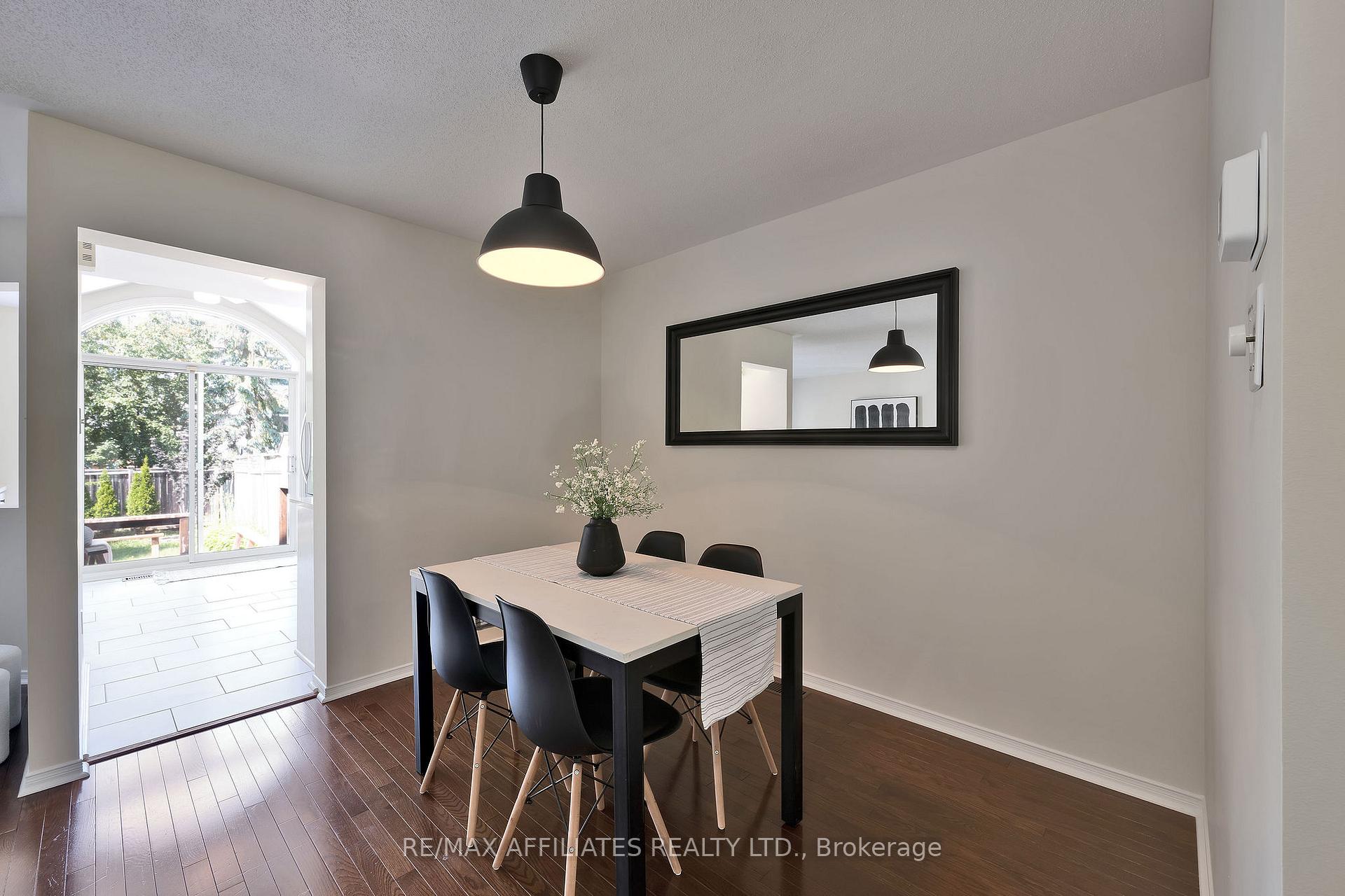 Photo 3 of 21 Flowertree Crescent, Ottawa, Kanata - Emerald Meadows/Trailwest — HOMEH