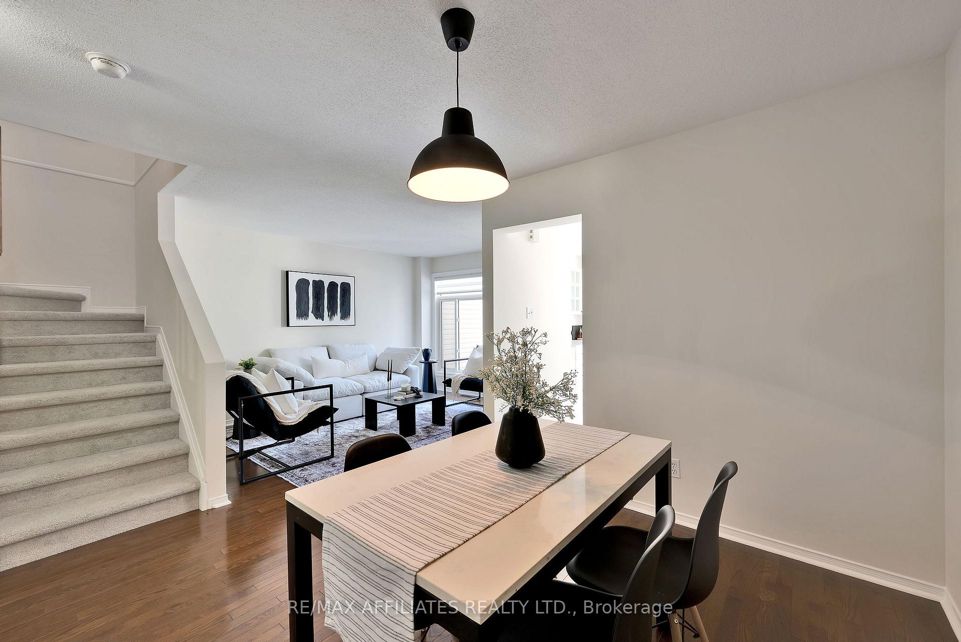 Photo 4 of 21 Flowertree Crescent, Ottawa, Kanata - Emerald Meadows/Trailwest — HOMEH