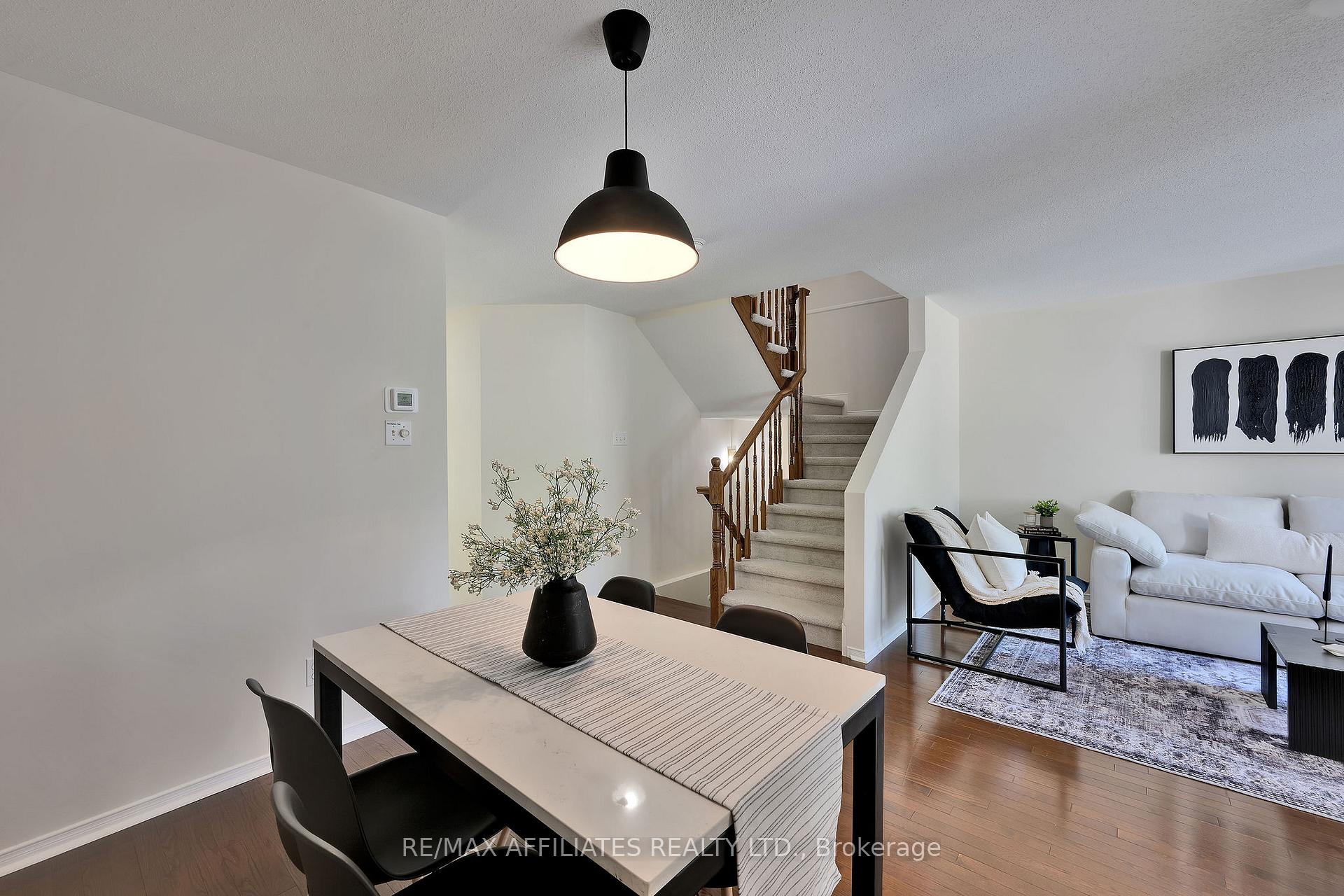 Photo 5 of 21 Flowertree Crescent, Ottawa, Kanata - Emerald Meadows/Trailwest — HOMEH
