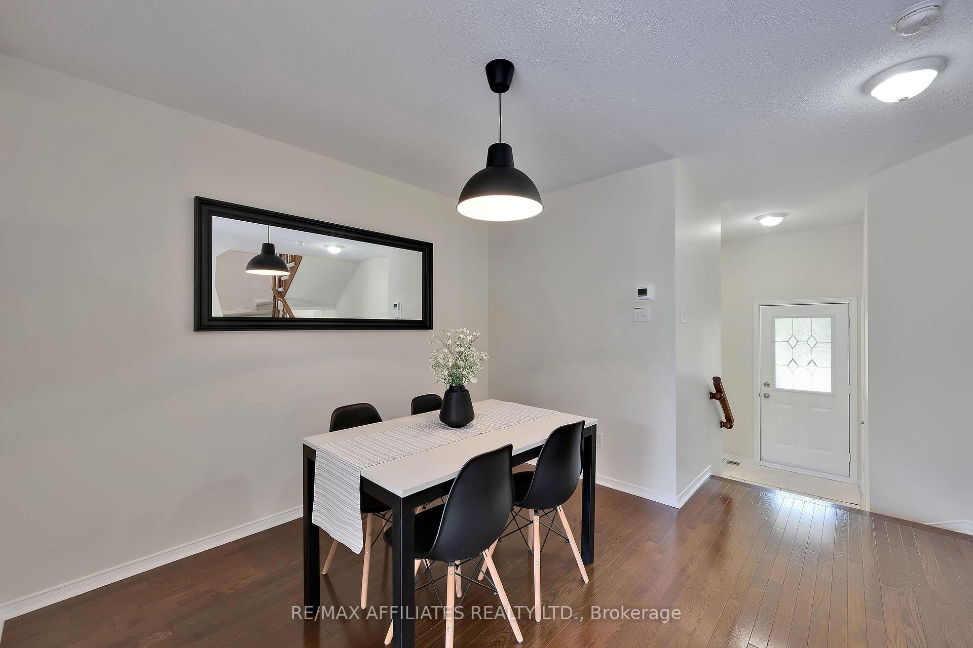 Photo 6 of 21 Flowertree Crescent, Ottawa, Kanata - Emerald Meadows/Trailwest — HOMEH