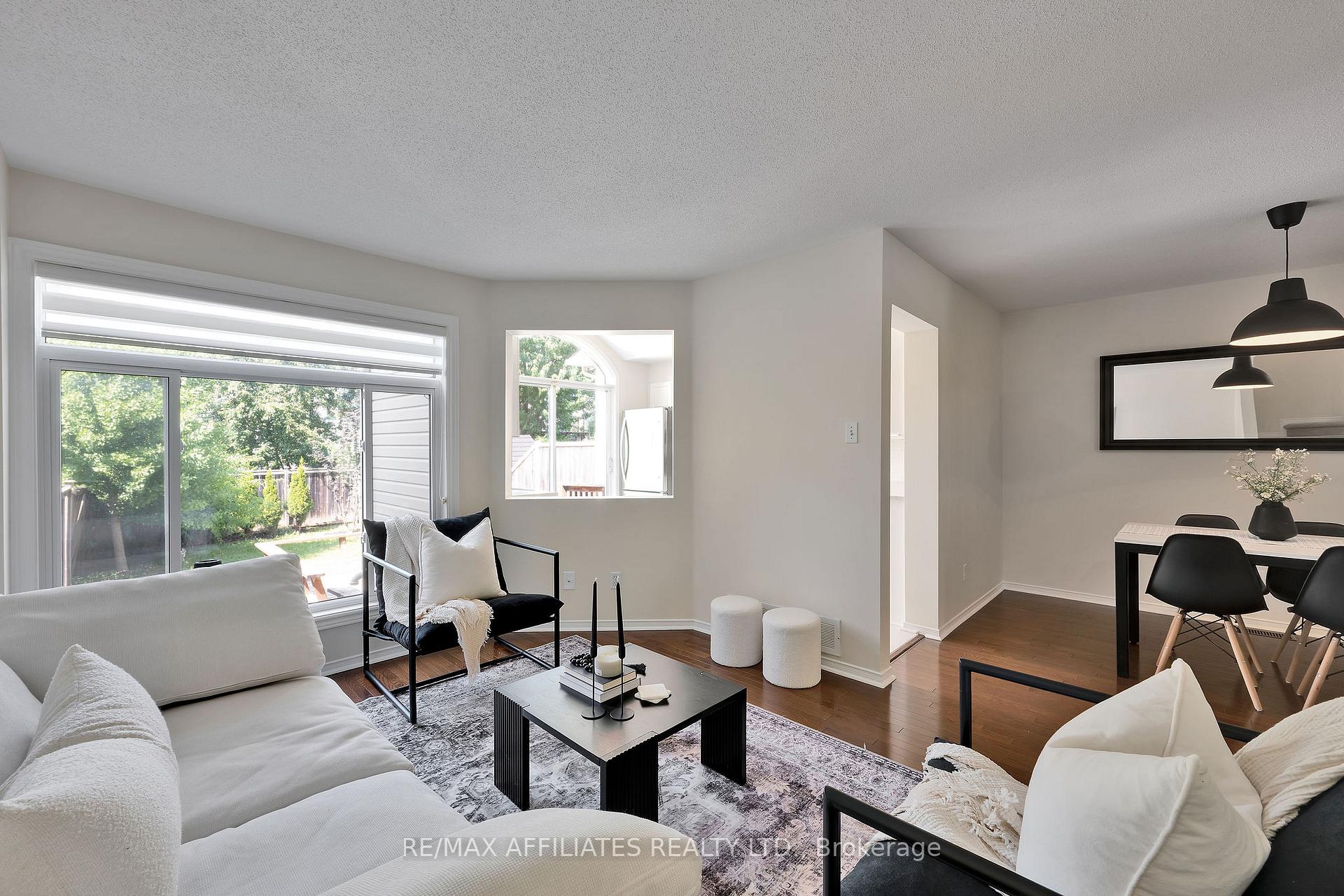 Photo 8 of 21 Flowertree Crescent, Ottawa, Kanata - Emerald Meadows/Trailwest — HOMEH