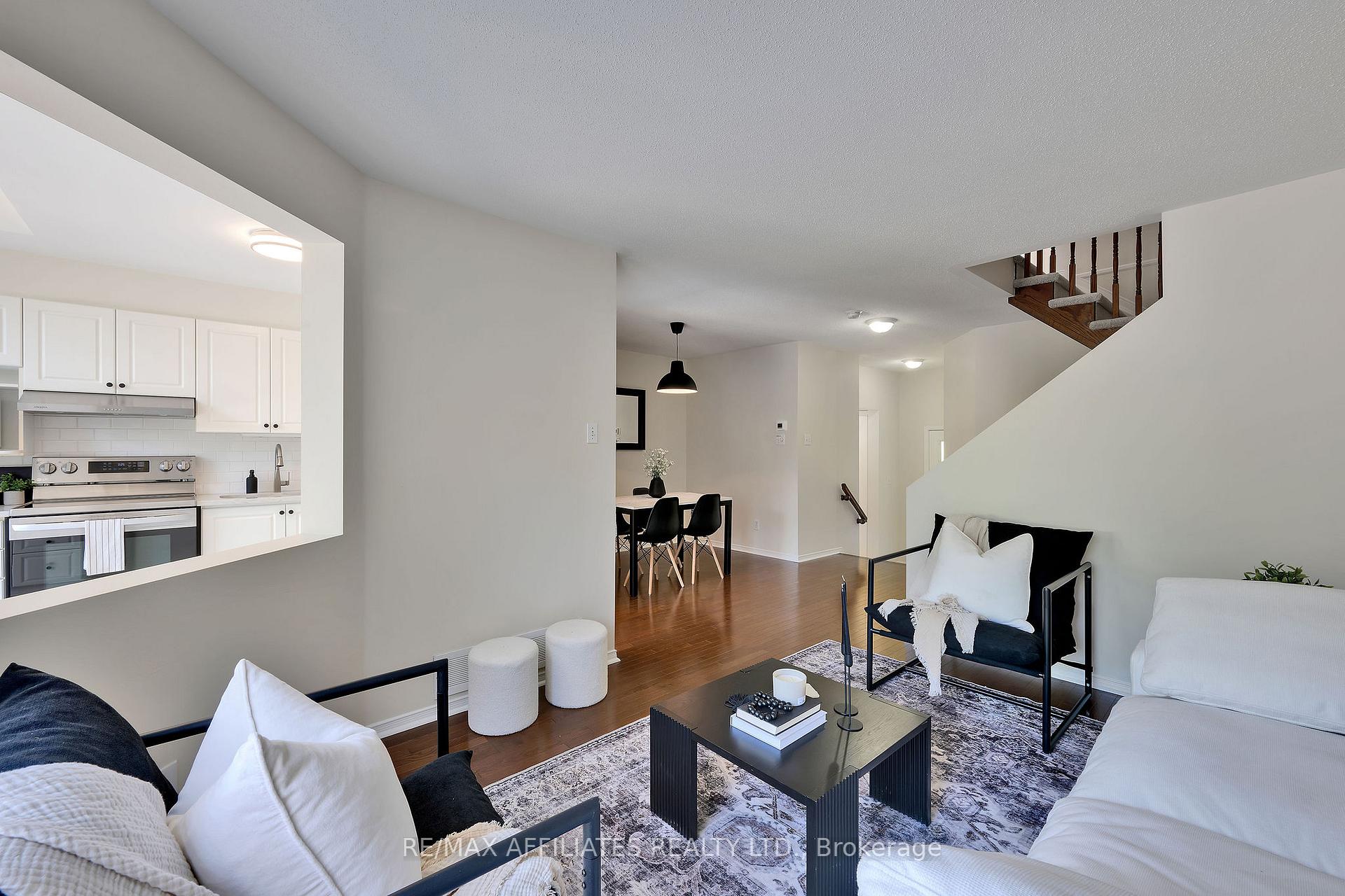 Photo 9 of 21 Flowertree Crescent, Ottawa, Kanata - Emerald Meadows/Trailwest — HOMEH